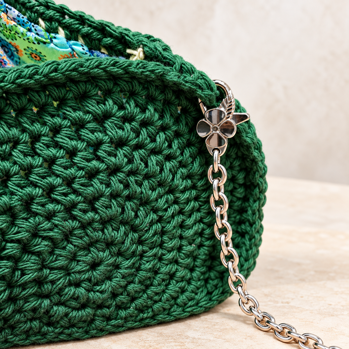 Cartera crochet multicolor, tejida a mano, crossbody bag, estilo bohemio, crochet, artesana puertorriqueña, stainless steel chain, cadena acero inoxidable, tamaño mediano, tamaño grande, estilo único.