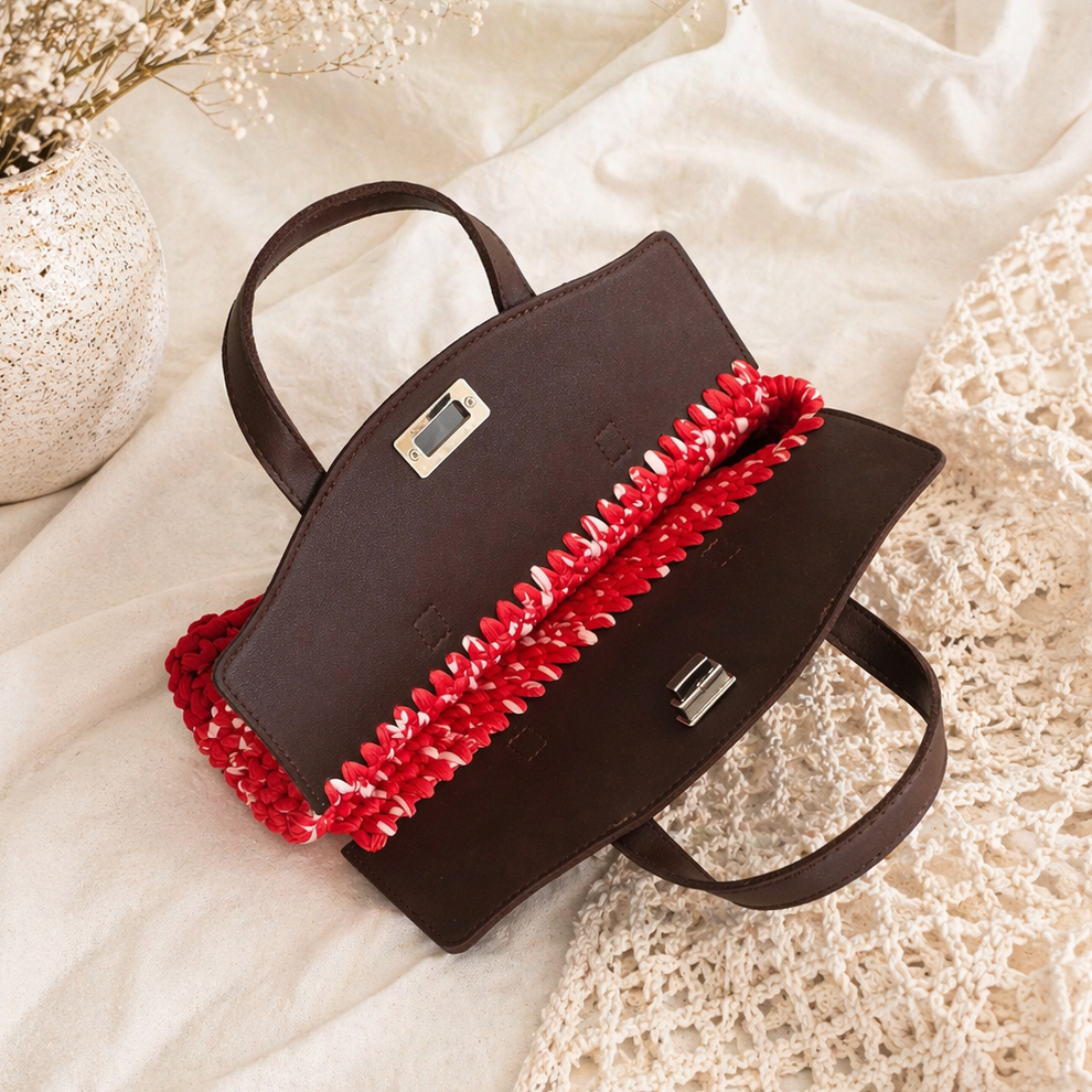 Bolso rojo cereza
Bolso tejido a mano
Bolso de crochet elegante
Bolso artesanal mujer
Bolso hecho a mano PR
Bolso rojo de crochet
Bolso exclusivo
Handmade crochet bag
Bolso moderno artesanal
Blessed Knots bolso