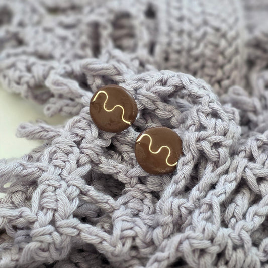 Aretes marrón dorado
handmade stud earrings brown
Aretes tipo botón artesanales
Aretes con destellos dorados
handmade jewelry Puerto Rico
Aretes minimalistas elegantes
Stud earrings gold flakes
Aretes pequeños modernos
blessed knots jewelry
Aretes orgánicos
Jewelry handmade PR
Regalos hechos a mano