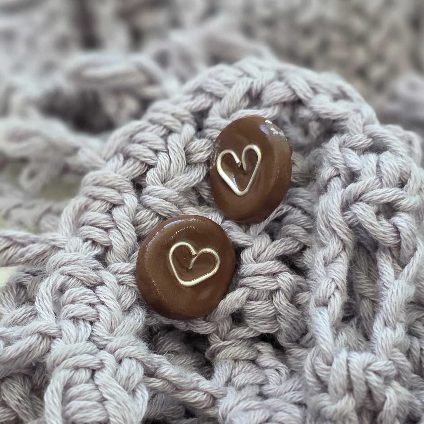 Aretes corazón marrón
Brown heart stud earrings
Aretes con alambre de cobre
copper wire heart earrings
Aretes tipo botón hechos a mano
handmade jewelry Puerto Rico
Aretes minimalistas
Aretes dorados y plateados
Stud earrings heart gold silver
blessed knots jewelry
Aretes artesanales
Regalos hechos a mano