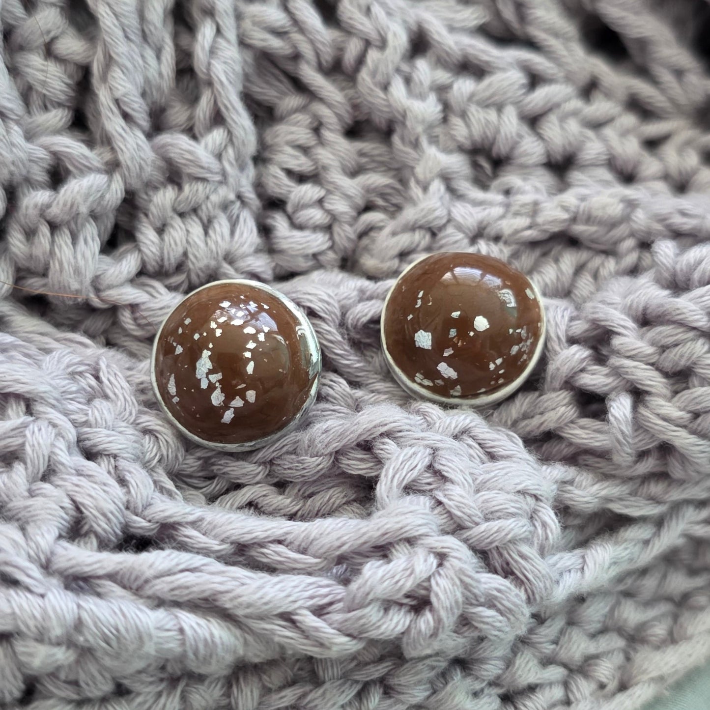 aretes hechos a mano
aretes artesanales
aretes tipo botón
aretes marmoleados
stud earrings handmade
marbled earrings
brown earrings
earth-tone earrings
gold stud earrings
aretes dorados elegantes
boho earrings
organic jewelry
neutral-toned jewelry
unique handmade earrings
lightweight earrings
artisan jewelry
handmade jewelry Puerto Rico
Blessed Knots
limited edition jewelry