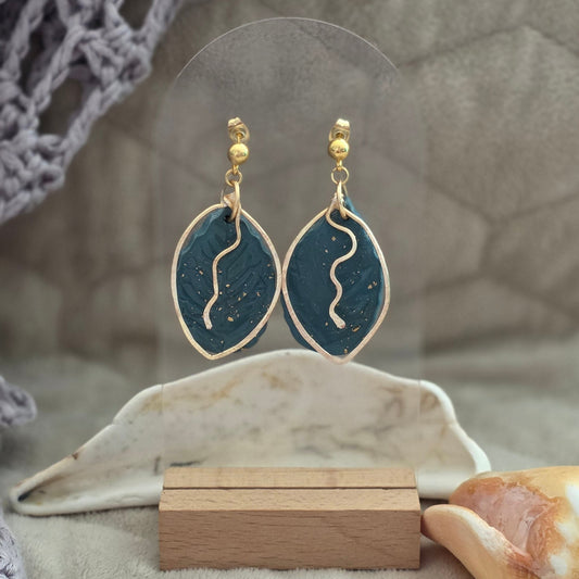 Hechos a mano en polymer clay.
Textura orgánica con acabado artístico
Detalles en alambre de cobre
Acentos dorados delicados
Livianos y cómodos
Pieza única — no se repite