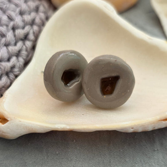 aretes hechos a mano
aretes con cristal de mar
sea glass earrings
polymer clay earrings
stud earrings handmade
ocean-inspired jewelry
coastal jewelry
beach-inspired earrings
aretes pequeños
aretes orgánicos
unique handmade earrings
lightweight earrings
artisan jewelry
handmade jewelry Puerto Rico
Blessed Knots
eco-friendly jewelry
sustainable jewelry