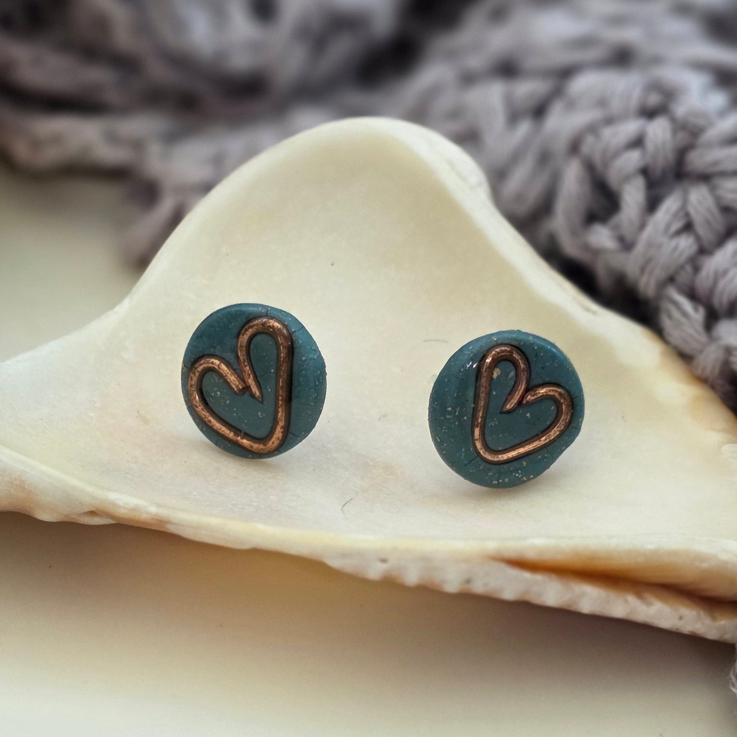 Aretes corazón verde
teal heart stud earrings
Aretes con alambre de cobre
copper wire earrings
Aretes tipo botón hechos a mano
handmade jewelry Puerto Rico
Aretes minimalistas
Ocean-inspired jewelry
Aretes pequeños elegantes
blessed knots jewelry
Aretes artesanales
Regalos hechos a mano