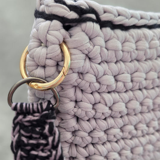 crochet bag handmade
bolso crochet
crochet handbag
shoulder bag crochet
bolso tejido a mano
crochet purse zipper
bolso trapillo
handmade crochet bag
minimal crochet bag
bolso estructurado
crochet bag lined
floral lining bag
bolso pequeño crochet