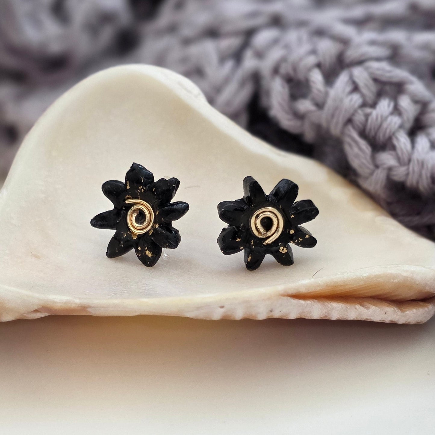 Aretes hechos a mano
Aretes negros elegantes
Stud earrings handmade
Aretes tipo botón
handmade jewelry Puerto Rico
Aretes pequeños modernos
Black stud earrings
floral stud earrings
blessed knots jewelry
Aretes minimalistas
Aretes artesanales
Regalos hechos a mano