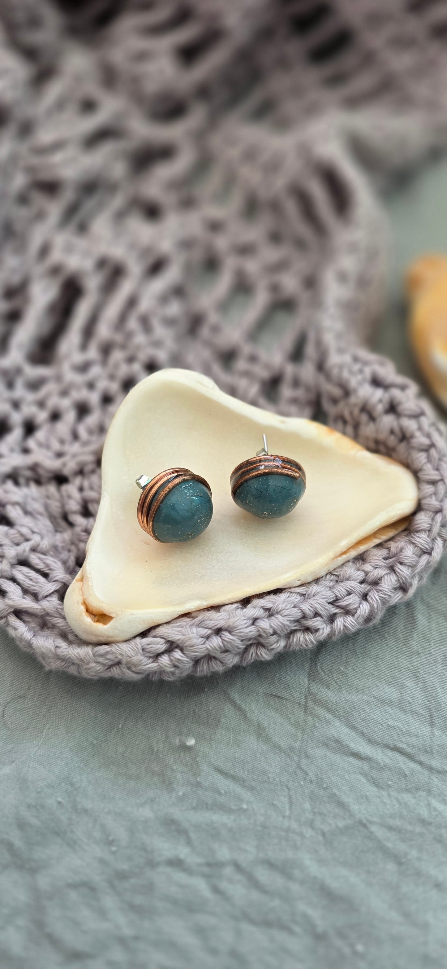 aretes hechos a mano
aretes artesanales
aretes tipo botón
aretes marmoleados
stud earrings handmade
marbled earrings
green and blue earrings
ocean-inspired jewelry
coastal jewelry
beach-inspired earrings
aretes elegantes dorados
gold stud earrings
boho earrings
organic jewelry
unique handmade earrings
lightweight earrings
artisan jewelry
handmade jewelry Puerto Rico
Blessed Knots
limited edition jewelry
