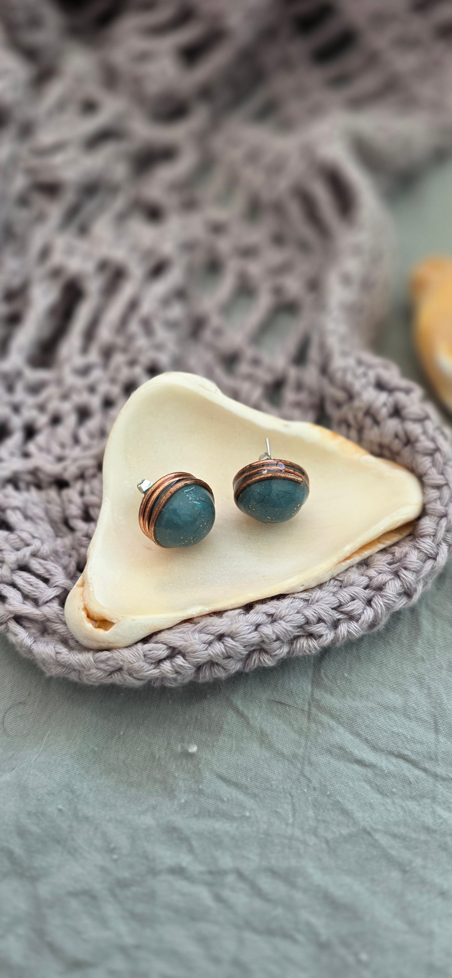 aretes hechos a mano
aretes artesanales
aretes tipo botón
aretes marmoleados
stud earrings handmade
marbled earrings
green and blue earrings
ocean-inspired jewelry
coastal jewelry
beach-inspired earrings
aretes elegantes dorados
gold stud earrings
boho earrings
organic jewelry
unique handmade earrings
lightweight earrings
artisan jewelry
handmade jewelry Puerto Rico
Blessed Knots
limited edition jewelry