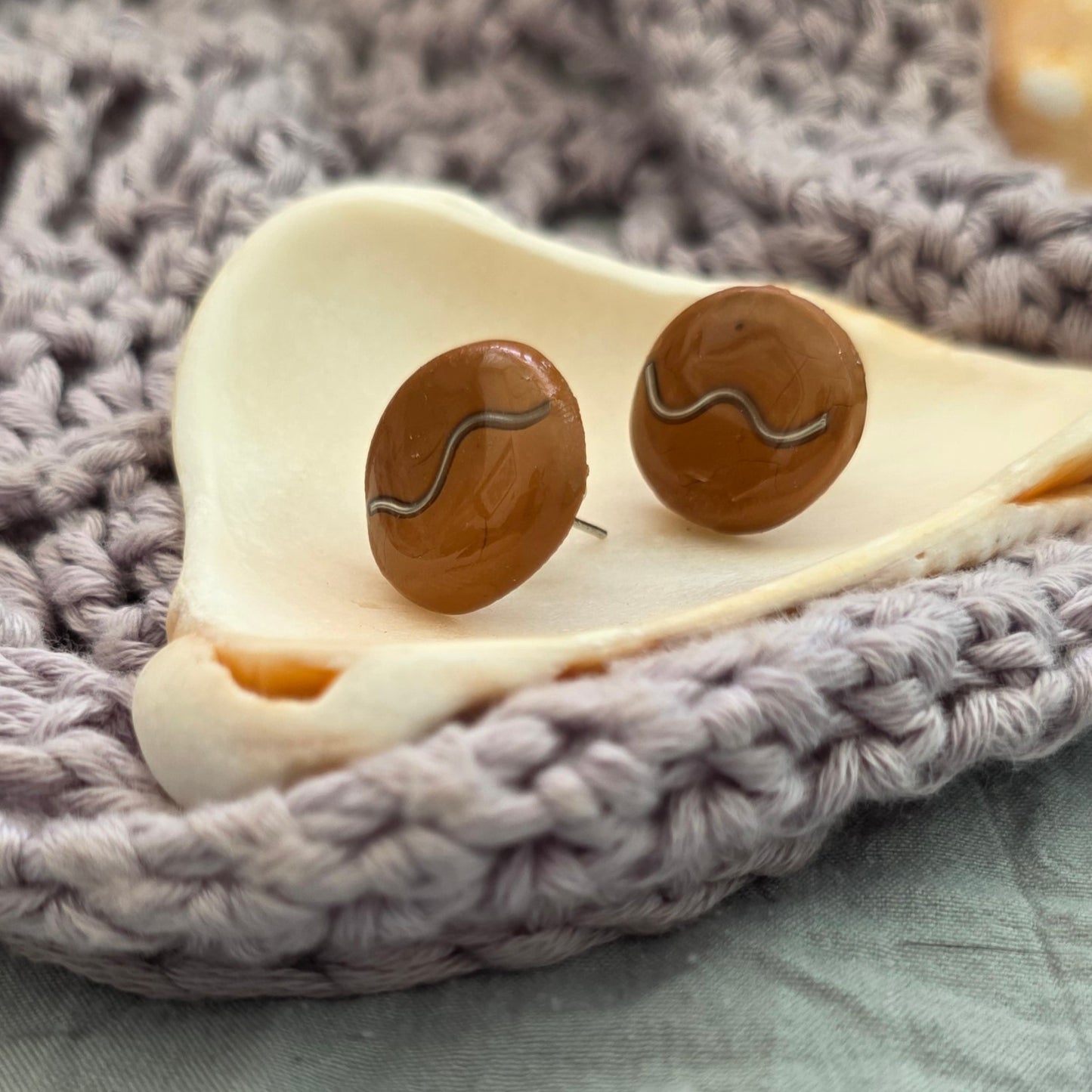 aretes hechos a mano
aretes con alambre de cobre
aretes dorados
stud earrings handmade
polymer clay earrings
minimalist earrings
aretes elegantes
aretes pequeños
aretes boho
gold wire earrings
stainless steel earrings
aretes artesanales Puerto Rico
handmade jewelry Puerto Rico
lightweight earrings
unique handmade earrings
boho chic jewelry
Blessed Knots
neutral-toned earrings