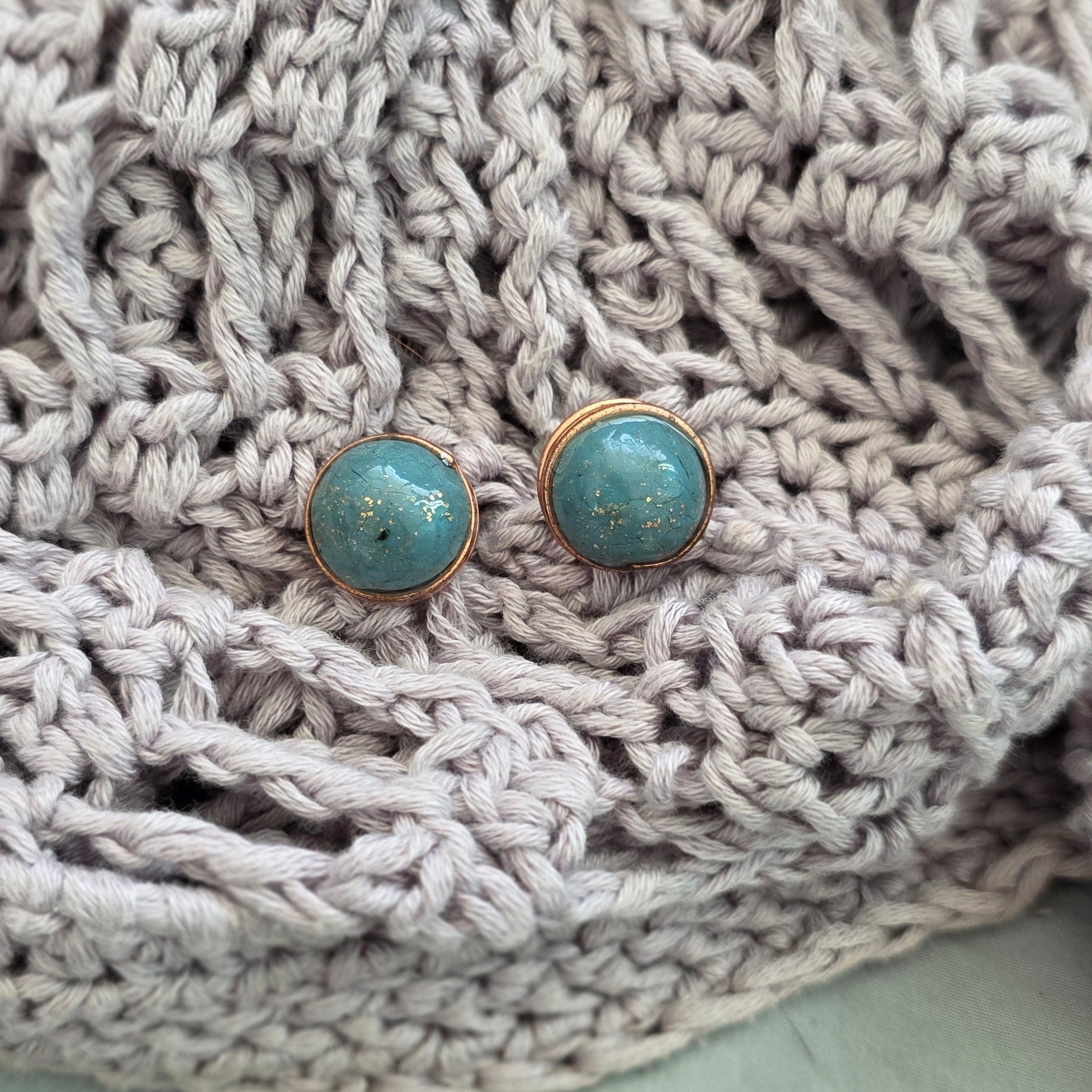 aretes hechos a mano
aretes artesanales
aretes tipo botón
aretes marmoleados
stud earrings handmade
marbled earrings
green and blue earrings
ocean-inspired jewelry
coastal jewelry
beach-inspired earrings
aretes elegantes dorados
gold stud earrings
boho earrings
organic jewelry
unique handmade earrings
lightweight earrings
artisan jewelry
handmade jewelry Puerto Rico
Blessed Knots
limited edition jewelry