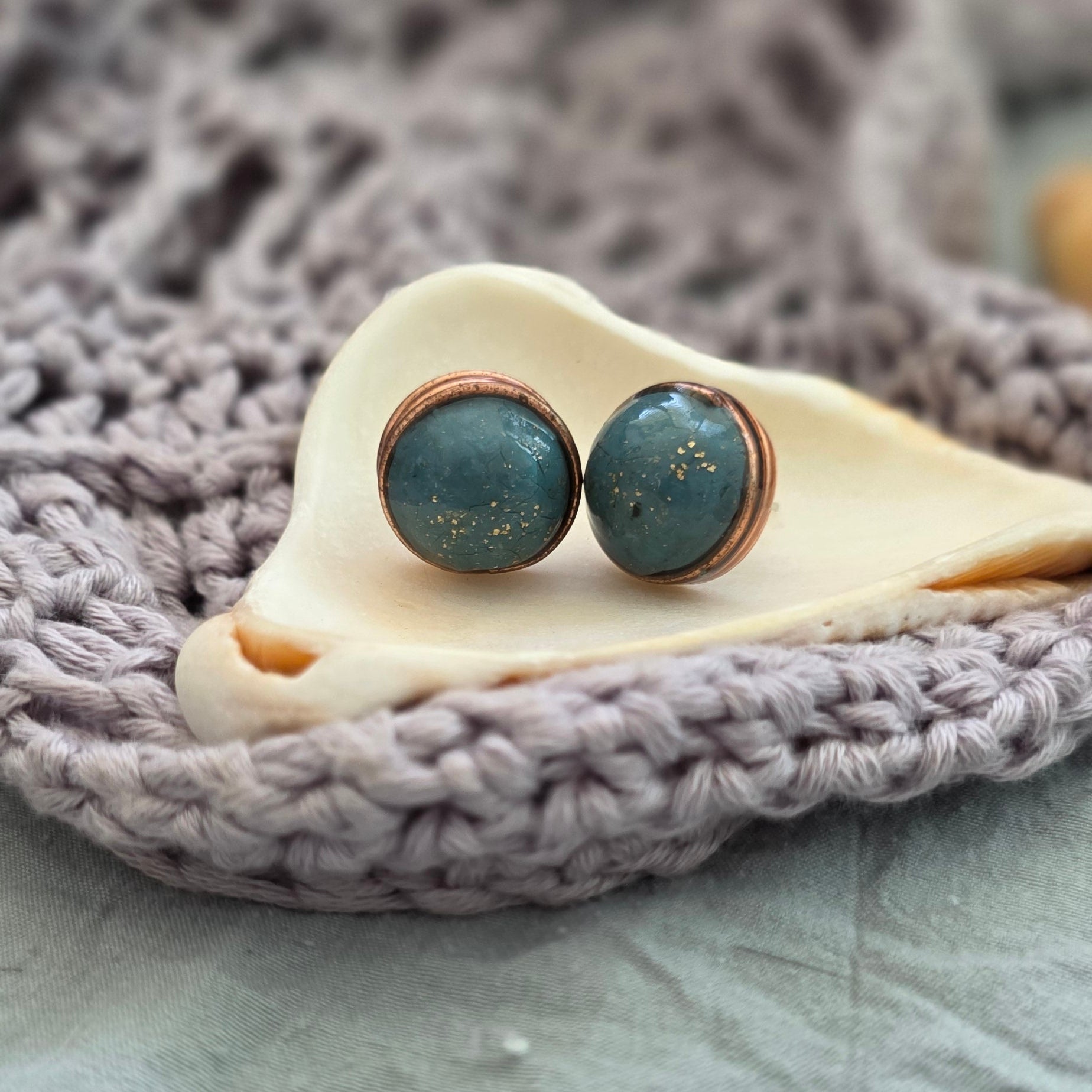 aretes hechos a mano
aretes artesanales
aretes tipo botón
aretes marmoleados
stud earrings handmade
marbled earrings
green and blue earrings
ocean-inspired jewelry
coastal jewelry
beach-inspired earrings
aretes elegantes dorados
gold stud earrings
boho earrings
organic jewelry
unique handmade earrings
lightweight earrings
artisan jewelry
handmade jewelry Puerto Rico
Blessed Knots
limited edition jewelry