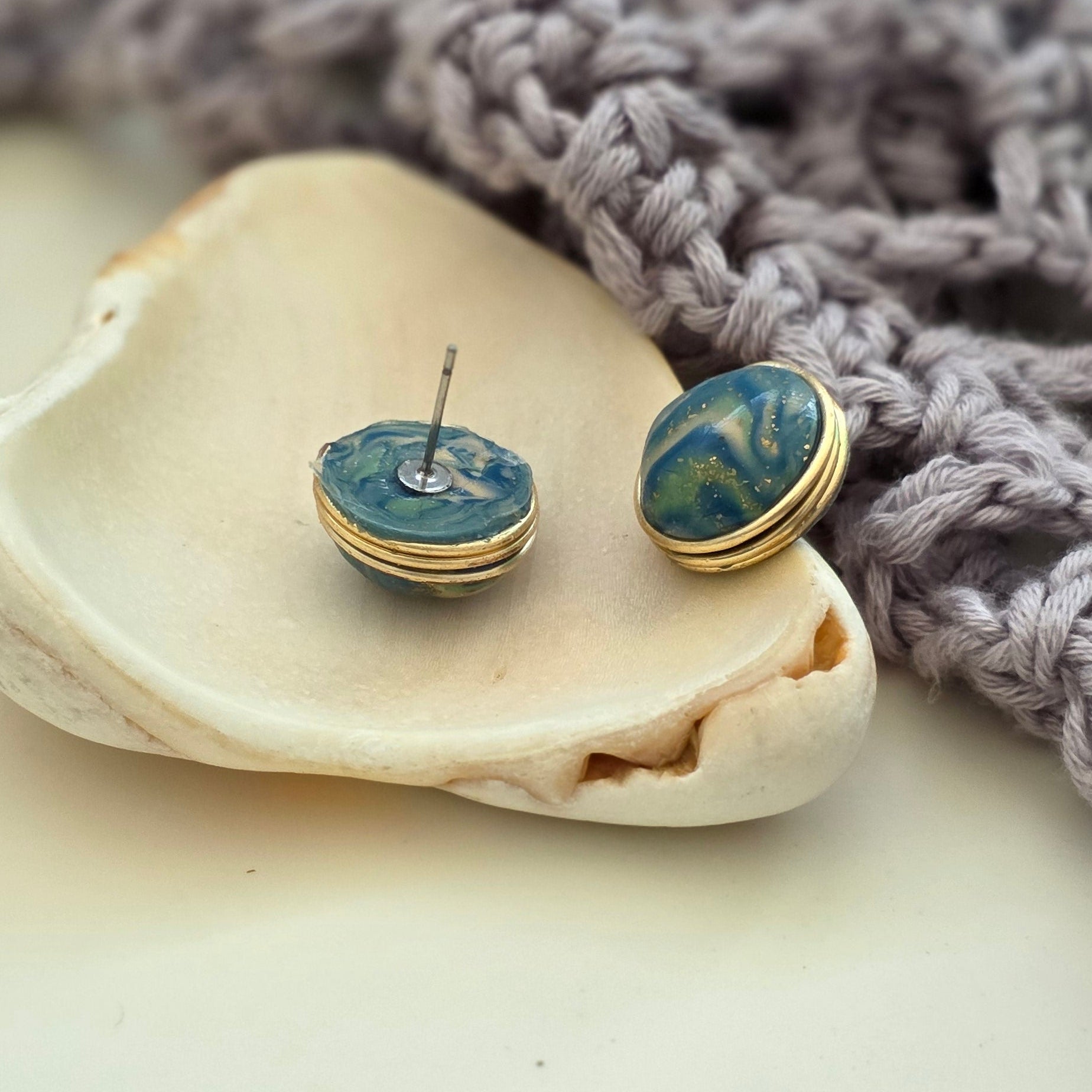 aretes hechos a mano
aretes artesanales
aretes tipo botón
aretes marmoleados
stud earrings handmade
marbled earrings
green and blue earrings
ocean-inspired jewelry
coastal jewelry
beach-inspired earrings
aretes elegantes dorados
gold stud earrings
boho earrings
organic jewelry
unique handmade earrings
lightweight earrings
artisan jewelry
handmade jewelry Puerto Rico
Blessed Knots
limited edition jewelry