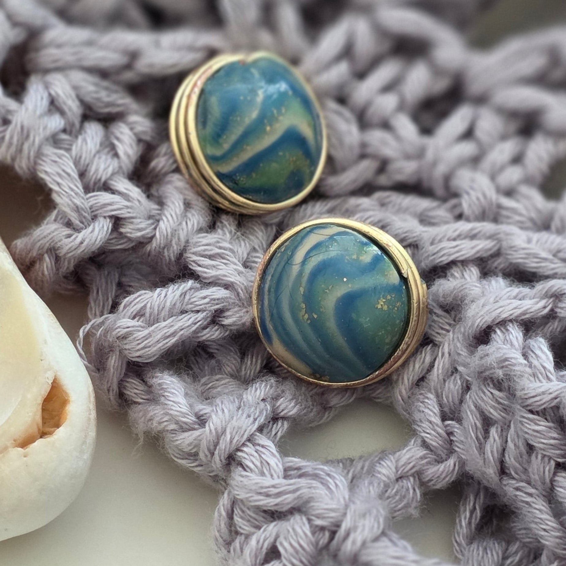 aretes hechos a mano
aretes artesanales
aretes tipo botón
aretes marmoleados
stud earrings handmade
marbled earrings
green and blue earrings
ocean-inspired jewelry
coastal jewelry
beach-inspired earrings
aretes elegantes dorados
gold stud earrings
boho earrings
organic jewelry
unique handmade earrings
lightweight earrings
artisan jewelry
handmade jewelry Puerto Rico
Blessed Knots
limited edition jewelry