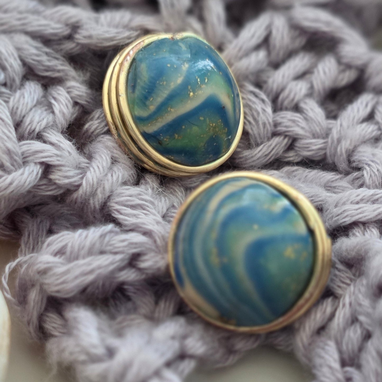 aretes hechos a mano
aretes artesanales
aretes tipo botón
aretes marmoleados
stud earrings handmade
marbled earrings
green and blue earrings
ocean-inspired jewelry
coastal jewelry
beach-inspired earrings
aretes elegantes dorados
gold stud earrings
boho earrings
organic jewelry
unique handmade earrings
lightweight earrings
artisan jewelry
handmade jewelry Puerto Rico
Blessed Knots
limited edition jewelry