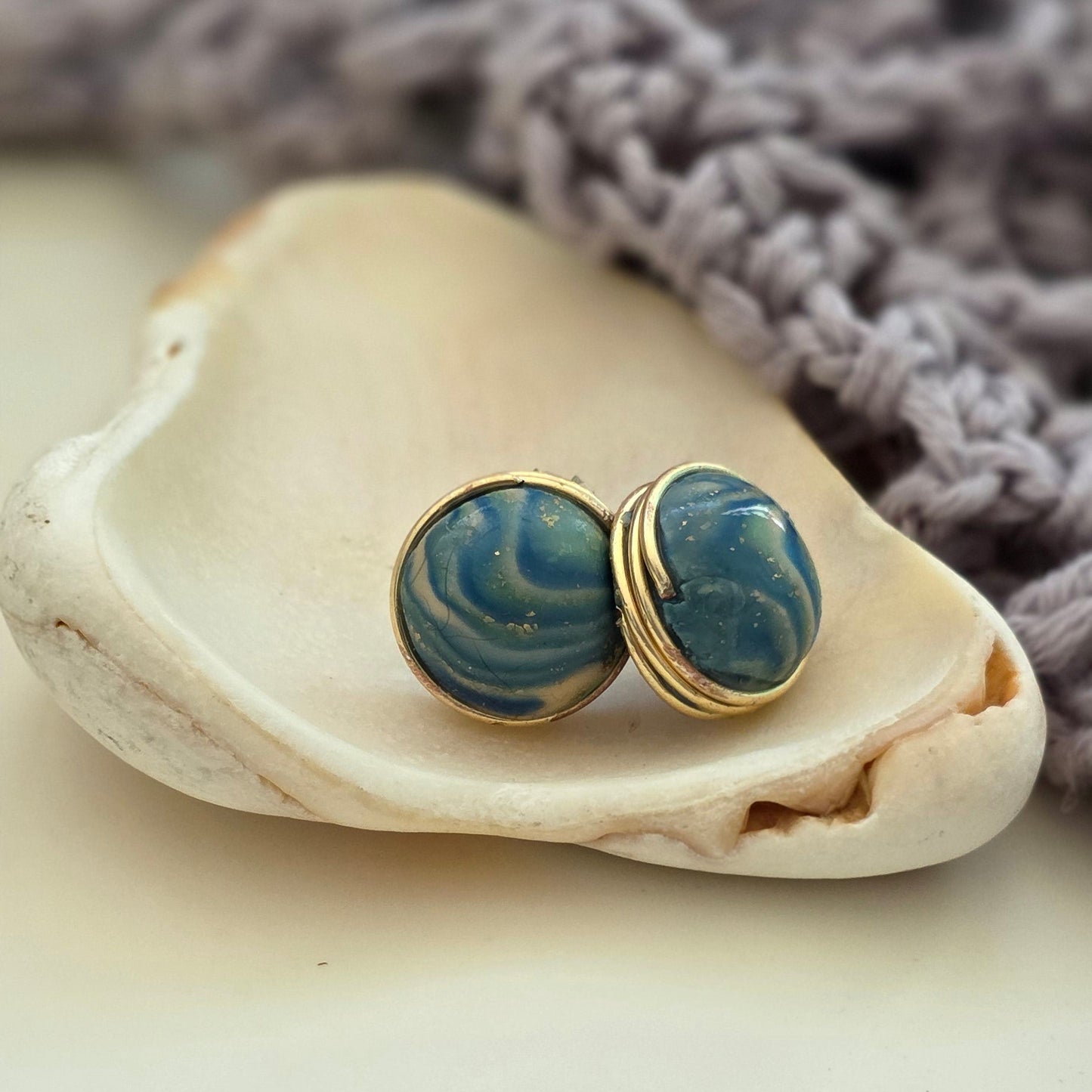 aretes hechos a mano
aretes artesanales
aretes tipo botón
aretes marmoleados
stud earrings handmade
marbled earrings
green and blue earrings
ocean-inspired jewelry
coastal jewelry
beach-inspired earrings
aretes elegantes dorados
gold stud earrings
boho earrings
organic jewelry
unique handmade earrings
lightweight earrings
artisan jewelry
handmade jewelry Puerto Rico
Blessed Knots
limited edition jewelry