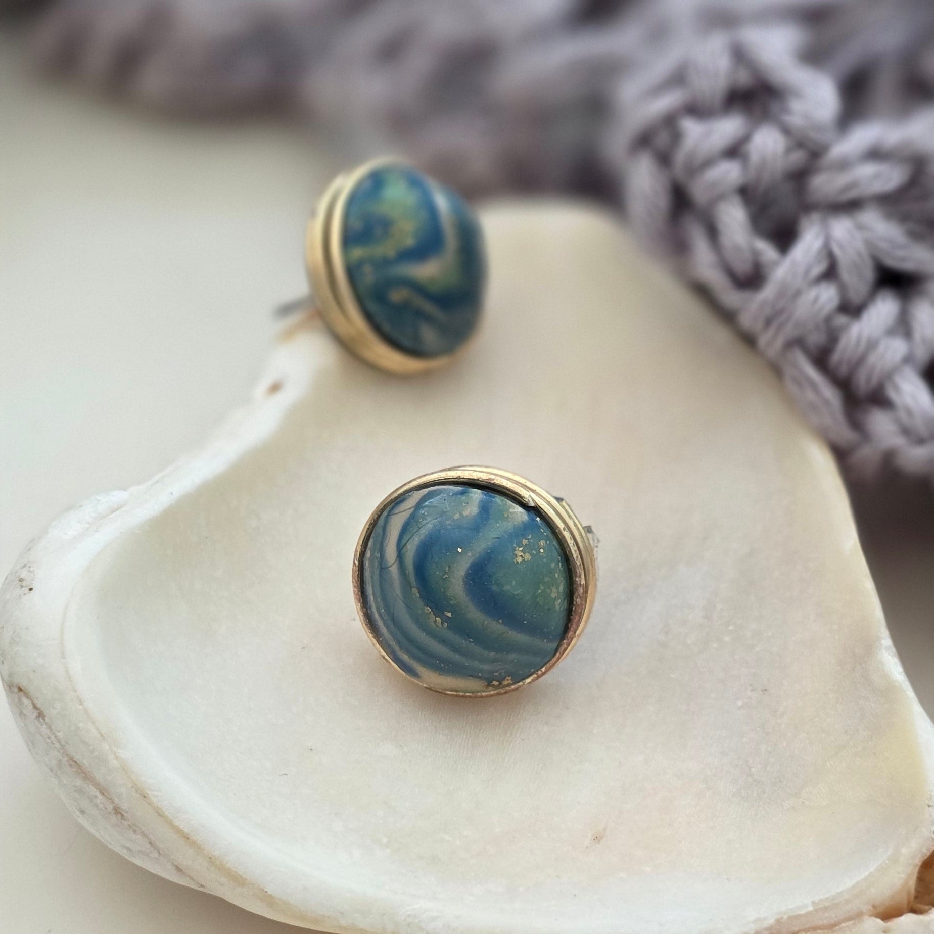 aretes hechos a mano
aretes artesanales
aretes tipo botón
aretes marmoleados
stud earrings handmade
marbled earrings
green and blue earrings
ocean-inspired jewelry
coastal jewelry
beach-inspired earrings
aretes elegantes dorados
gold stud earrings
boho earrings
organic jewelry
unique handmade earrings
lightweight earrings
artisan jewelry
handmade jewelry Puerto Rico
Blessed Knots
limited edition jewelry