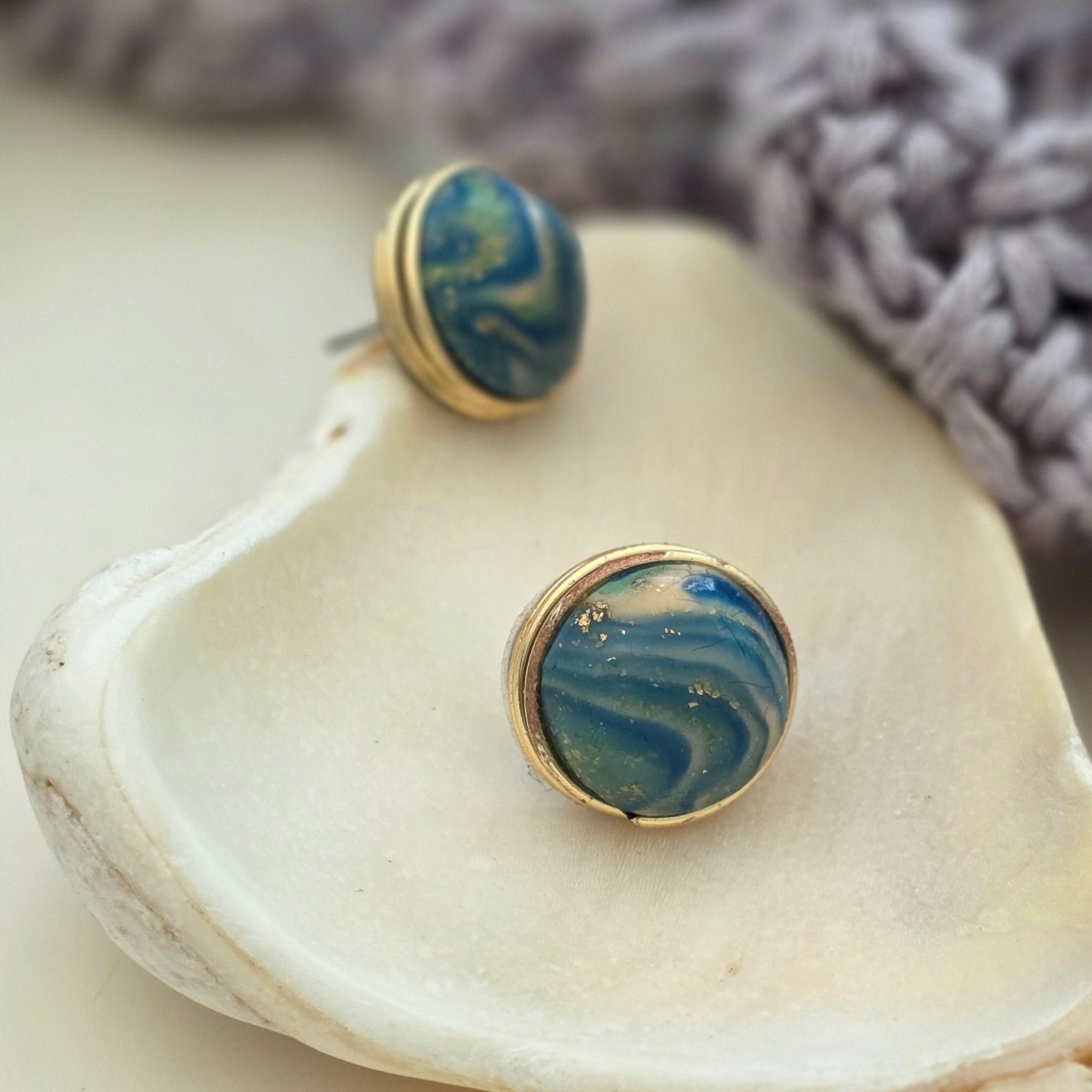 aretes hechos a mano
aretes artesanales
aretes tipo botón
aretes marmoleados
stud earrings handmade
marbled earrings
green and blue earrings
ocean-inspired jewelry
coastal jewelry
beach-inspired earrings
aretes elegantes dorados
gold stud earrings
boho earrings
organic jewelry
unique handmade earrings
lightweight earrings
artisan jewelry
handmade jewelry Puerto Rico
Blessed Knots
limited edition jewelry