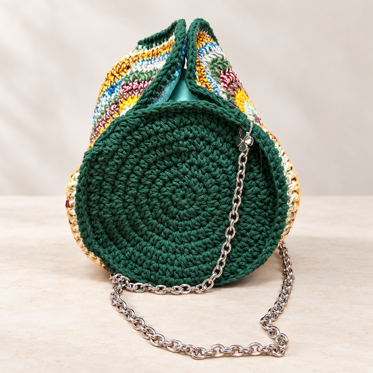 Cartera crochet multicolor, tejida a mano, crossbody bag, estilo bohemio, crochet, artesana puertorriqueña, stainless steel chain, cadena acero inoxidable, tamaño mediano, tamaño grande, estilo único.
