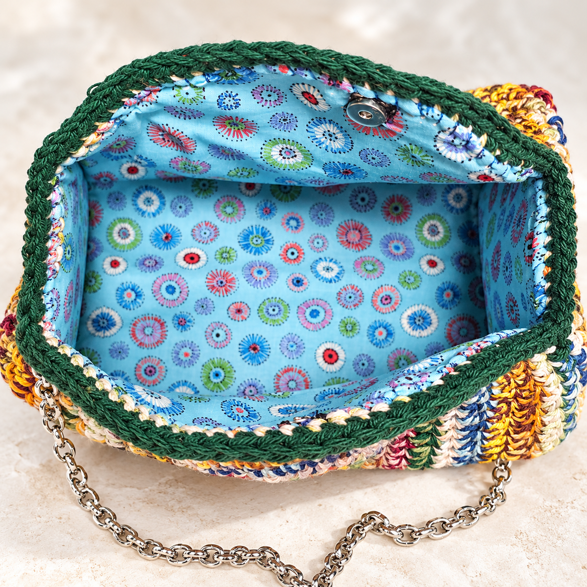 Cartera crochet multicolor, tejida a mano, crossbody bag, estilo bohemio, crochet, artesana puertorriqueña, stainless steel chain, cadena acero inoxidable, tamaño mediano, tamaño grande, estilo único.