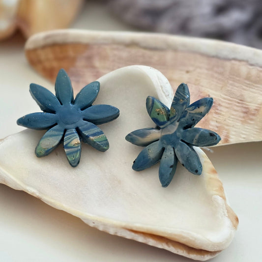 aretes hechos a mano
aretes artesanales
aretes florales
aretes marmoleados
stud earrings handmade
marbled earrings
handmade flower earrings
blue earrings
aretes azules
ocean-inspired jewelry
coastal jewelry
beach-inspired earrings
boho earrings
organic jewelry
unique handmade earrings
lightweight earrings
artisan jewelry
handmade jewelry Puerto Rico
Blessed Knots
limited edition jewelry
