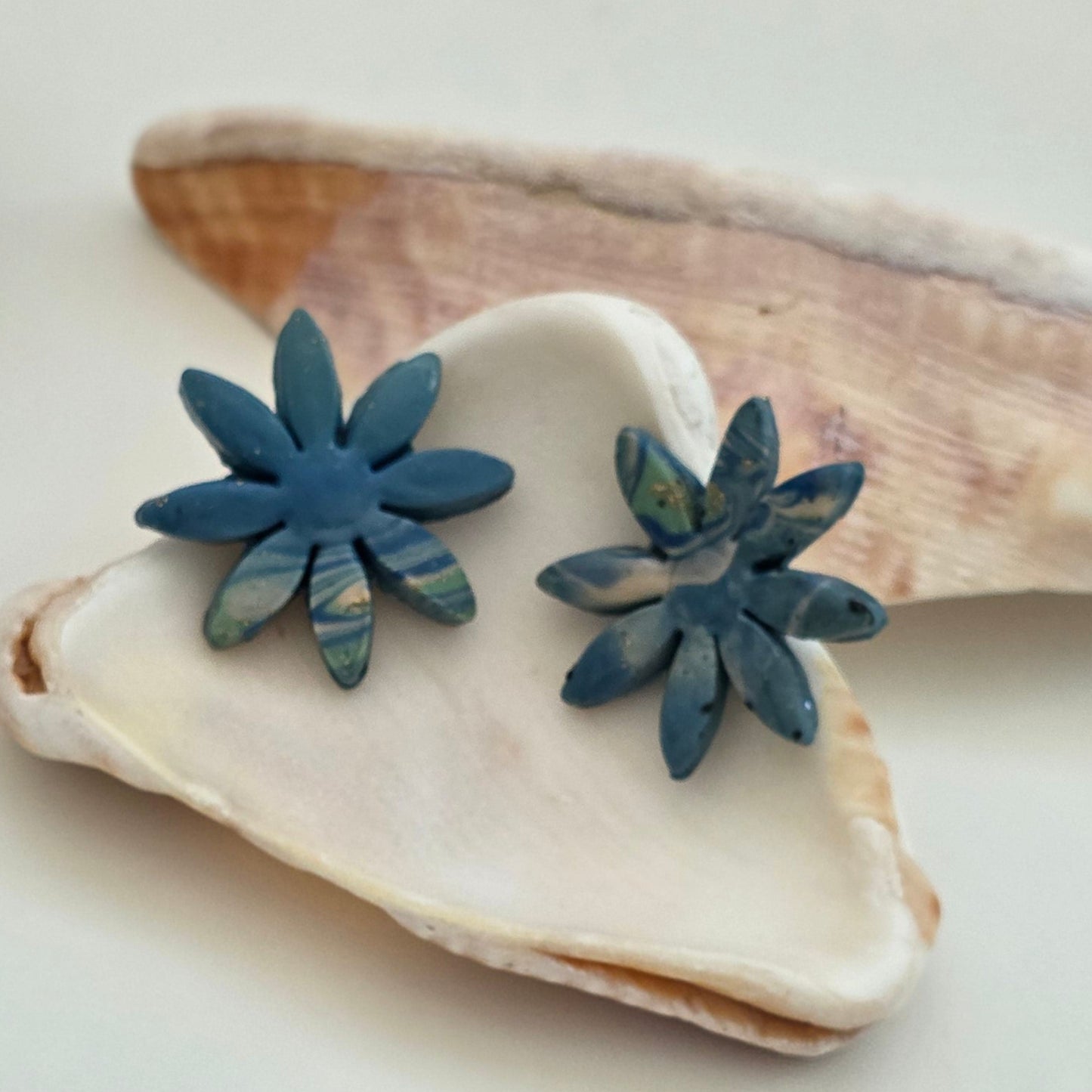 aretes hechos a mano
aretes artesanales
aretes florales
aretes marmoleados
stud earrings handmade
marbled earrings
handmade flower earrings
blue earrings
aretes azules
ocean-inspired jewelry
coastal jewelry
beach-inspired earrings
boho earrings
organic jewelry
unique handmade earrings
lightweight earrings
artisan jewelry
handmade jewelry Puerto Rico
Blessed Knots
limited edition jewelry