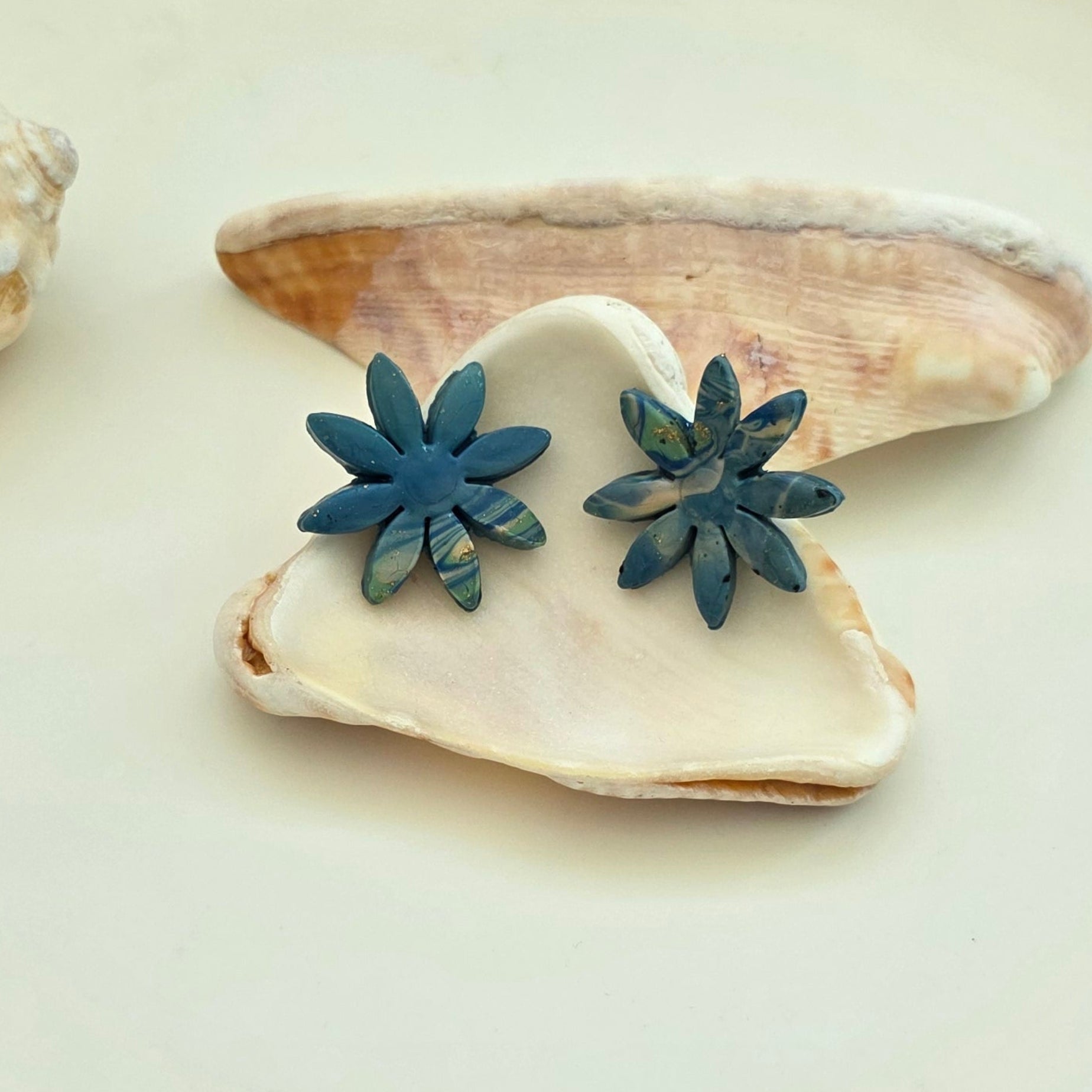 aretes hechos a mano
aretes artesanales
aretes florales
aretes marmoleados
stud earrings handmade
marbled earrings
handmade flower earrings
blue earrings
aretes azules
ocean-inspired jewelry
coastal jewelry
beach-inspired earrings
boho earrings
organic jewelry
unique handmade earrings
lightweight earrings
artisan jewelry
handmade jewelry Puerto Rico
Blessed Knots
limited edition jewelry