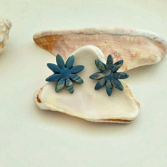 aretes hechos a mano
aretes artesanales
aretes florales
aretes marmoleados
stud earrings handmade
marbled earrings
handmade flower earrings
blue earrings
aretes azules
ocean-inspired jewelry
coastal jewelry
beach-inspired earrings
boho earrings
organic jewelry
unique handmade earrings
lightweight earrings
artisan jewelry
handmade jewelry Puerto Rico
Blessed Knots
limited edition jewelry