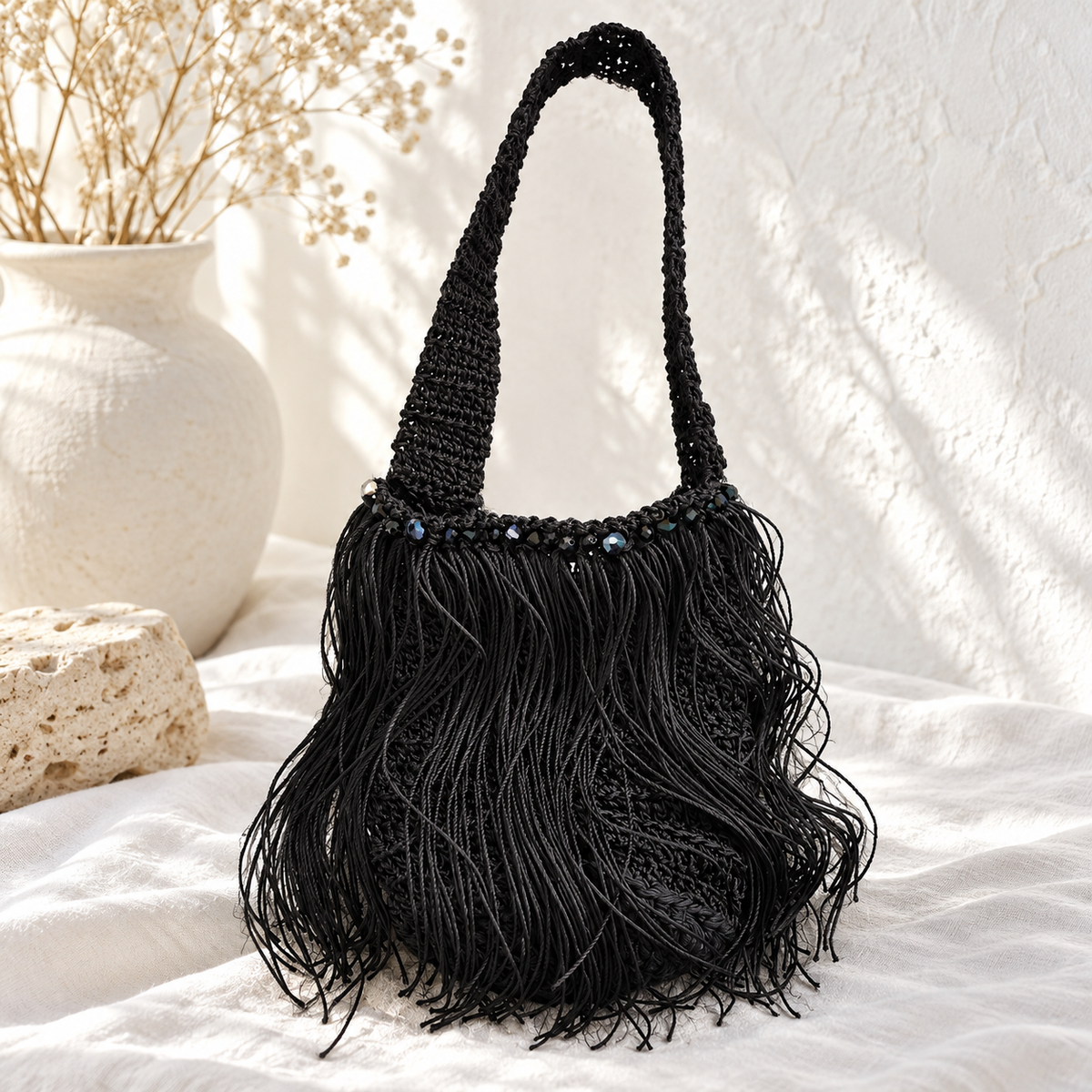 Cartera negra de crochet con flecos y detalles de cristales, tejida a mano en Puerto Rico.