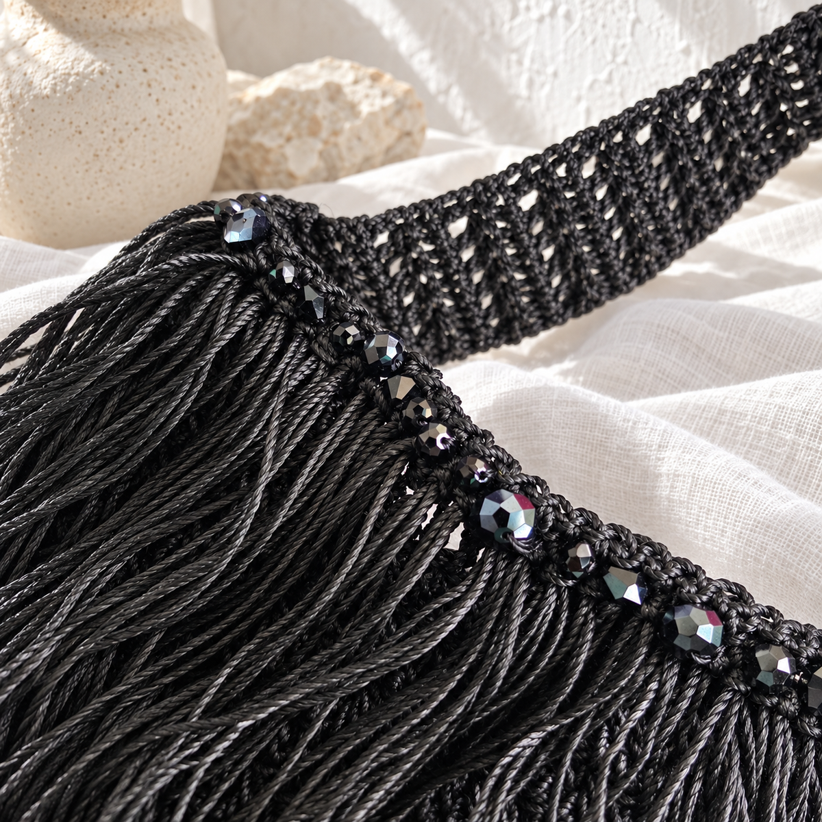 Cartera negra de crochet con flecos y detalles de cristales, tejida a mano en Puerto Rico.