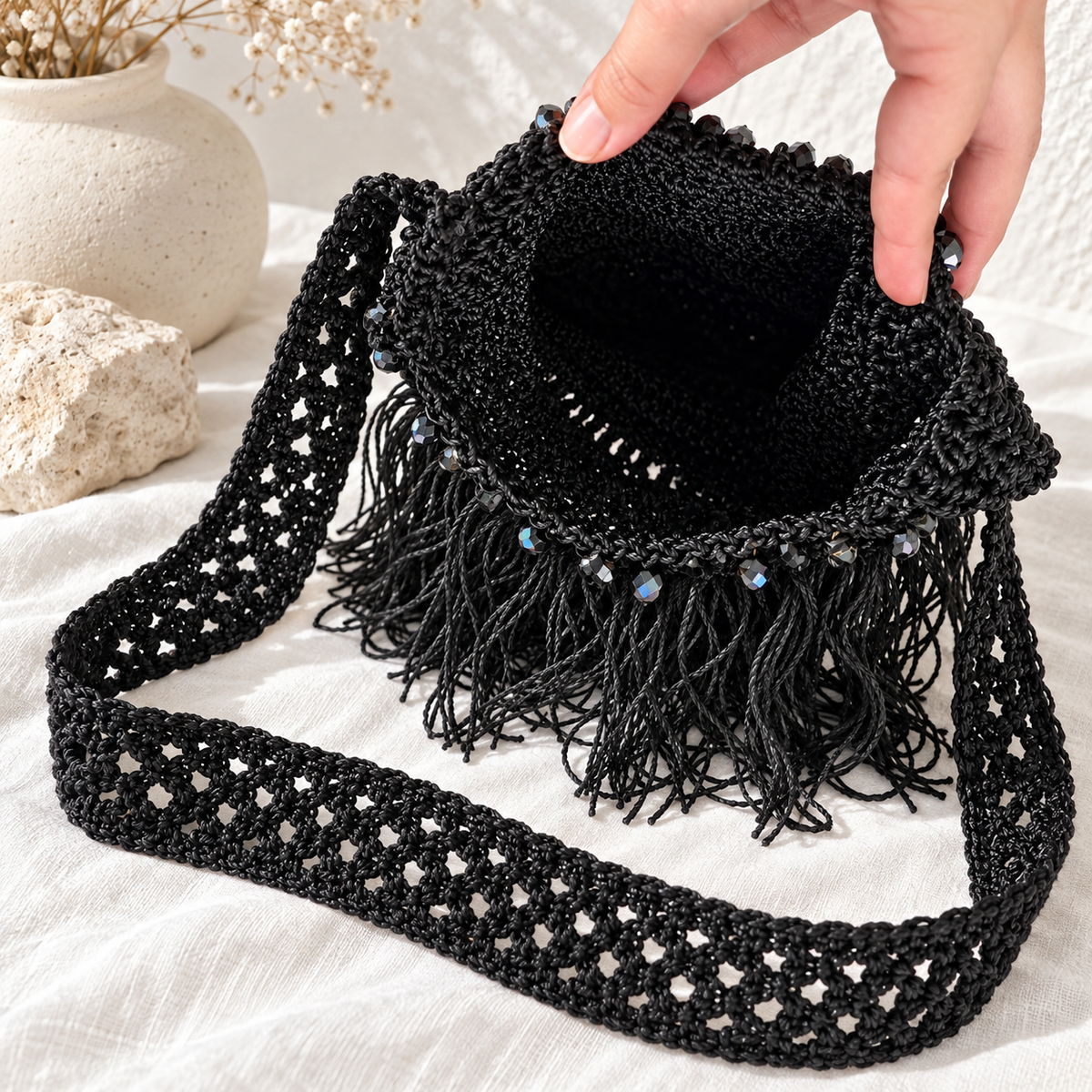 Cartera negra de crochet con flecos y detalles de cristales, tejida a mano en Puerto Rico.