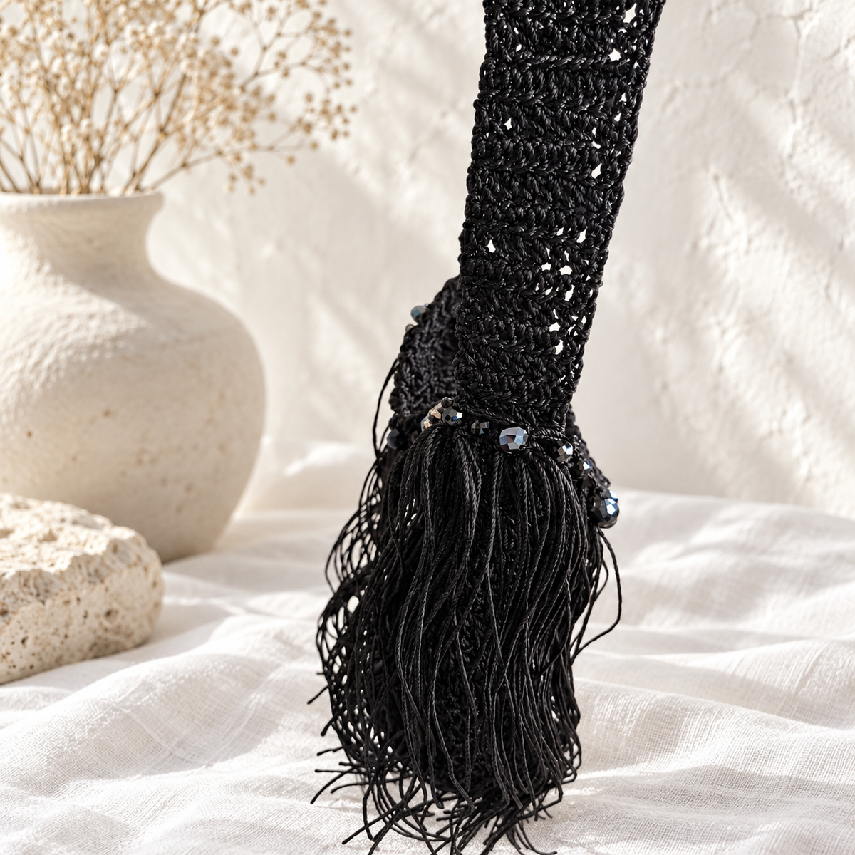 Cartera negra de crochet con flecos y detalles de cristales, tejida a mano en Puerto Rico.