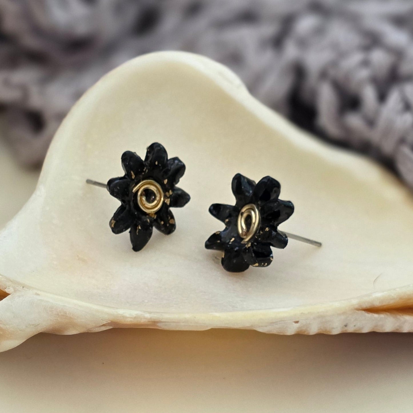 Aretes hechos a mano
Aretes negros elegantes
Stud earrings handmade
Aretes tipo botón
handmade jewelry Puerto Rico
Aretes pequeños modernos
Black stud earrings
floral stud earrings
blessed knots jewelry
Aretes minimalistas
Aretes artesanales
Regalos hechos a mano