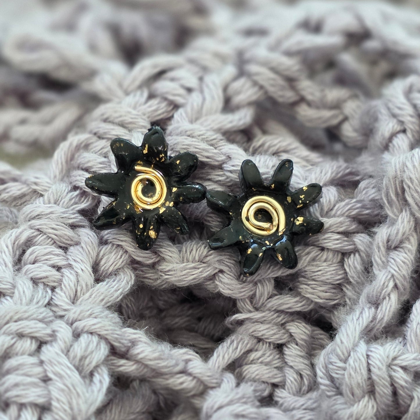 Aretes hechos a mano
Aretes negros elegantes
Stud earrings handmade
Aretes tipo botón
handmade jewelry Puerto Rico
Aretes pequeños modernos
Black stud earrings
floral stud earrings
blessed knots jewelry
Aretes minimalistas
Aretes artesanales
Regalos hechos a mano
