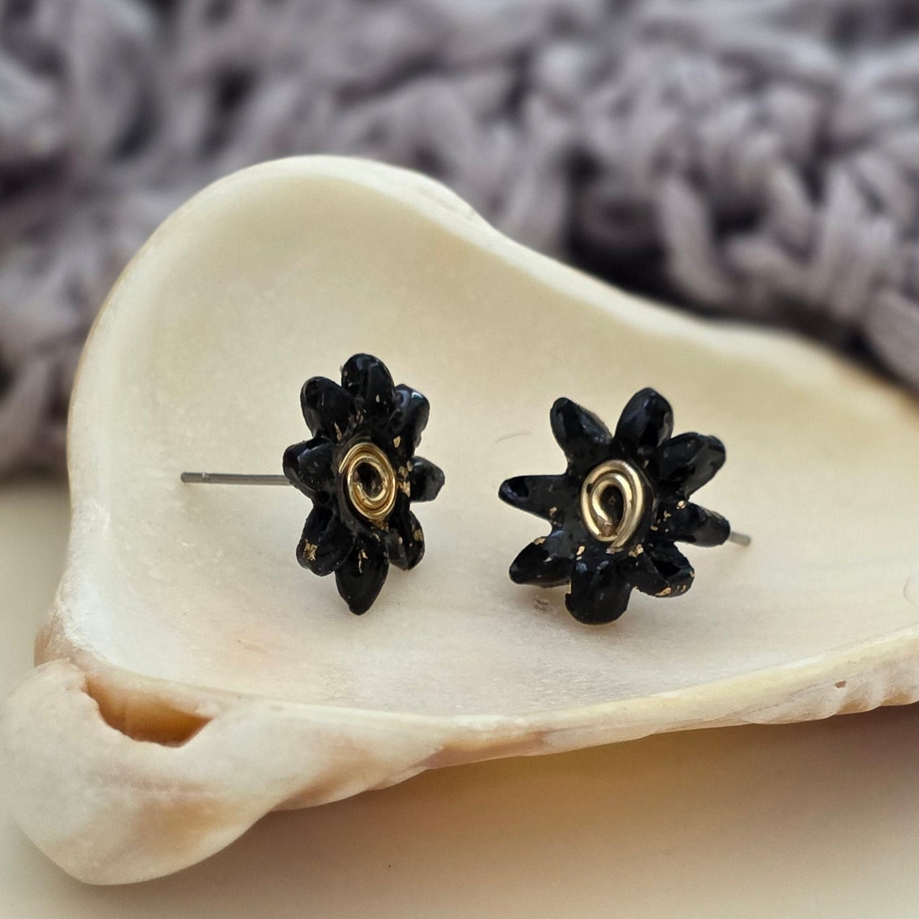 Aretes hechos a mano
Aretes negros elegantes
Stud earrings handmade
Aretes tipo botón
handmade jewelry Puerto Rico
Aretes pequeños modernos
Black stud earrings
floral stud earrings
blessed knots jewelry
Aretes minimalistas
Aretes artesanales
Regalos hechos a mano