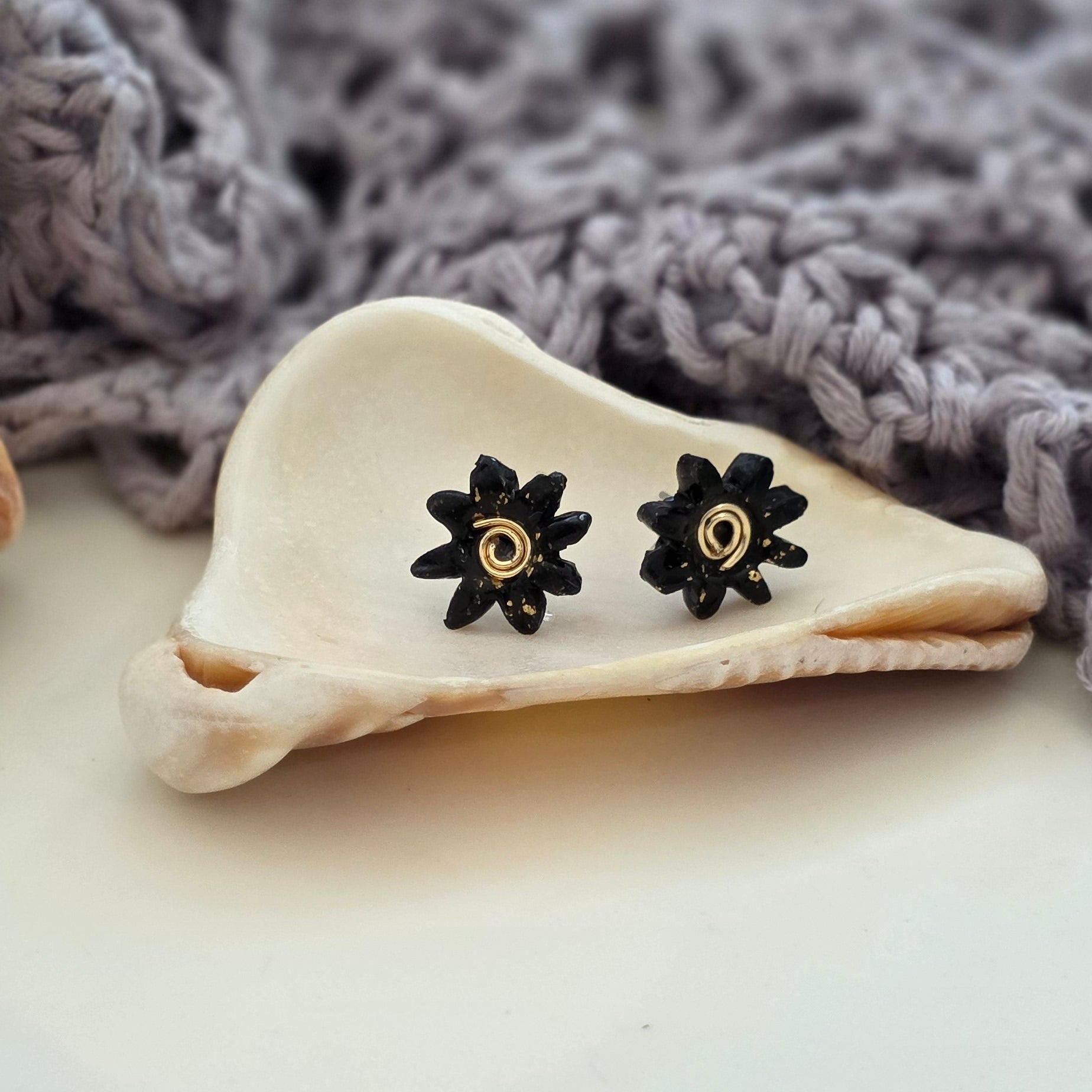 Aretes hechos a mano
Aretes negros elegantes
Stud earrings handmade
Aretes tipo botón
handmade jewelry Puerto Rico
Aretes pequeños modernos
Black stud earrings
floral stud earrings
blessed knots jewelry
Aretes minimalistas
Aretes artesanales
Regalos hechos a mano