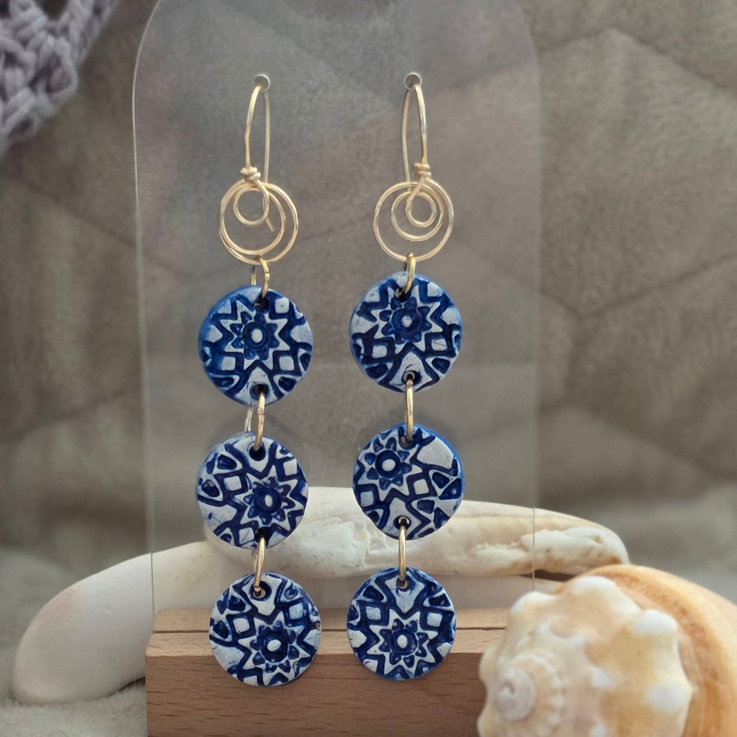 ⦁ Aretes largos hechos a mano en polymer clay. 
⦁ Aretes artesanales pintados a mano azules. 
⦁ Aretes colgantes únicos de diseño artístico 
⦁ Joyería artesanal moderna hecha a mano 
⦁ Aretes livianos y elegantes hechos a mano. 
⦁ handmade polymer clay dangle earrings 
⦁ hand painted blue statement earrings 
⦁ unique artisan long earrings 
⦁ lightweight handmade statement earrings 
⦁ one of a kind clay earrings