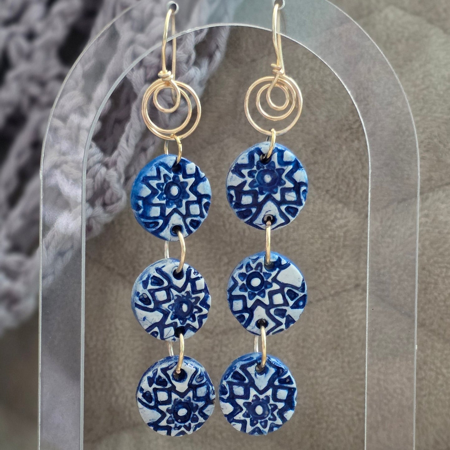 ⦁ Aretes largos hechos a mano en polymer clay. 
⦁ Aretes artesanales pintados a mano azules. 
⦁ Aretes colgantes únicos de diseño artístico 
⦁ Joyería artesanal moderna hecha a mano 
⦁ Aretes livianos y elegantes hechos a mano. 
⦁ handmade polymer clay dangle earrings 
⦁ hand painted blue statement earrings 
⦁ unique artisan long earrings 
⦁ lightweight handmade statement earrings 
⦁ one of a kind clay earrings