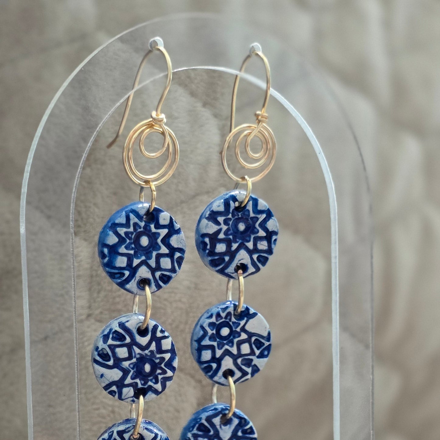 ⦁ Aretes largos hechos a mano en polymer clay. 
⦁ Aretes artesanales pintados a mano azules. 
⦁ Aretes colgantes únicos de diseño artístico 
⦁ Joyería artesanal moderna hecha a mano 
⦁ Aretes livianos y elegantes hechos a mano. 
⦁ handmade polymer clay dangle earrings 
⦁ hand painted blue statement earrings 
⦁ unique artisan long earrings 
⦁ lightweight handmade statement earrings 
⦁ one of a kind clay earrings