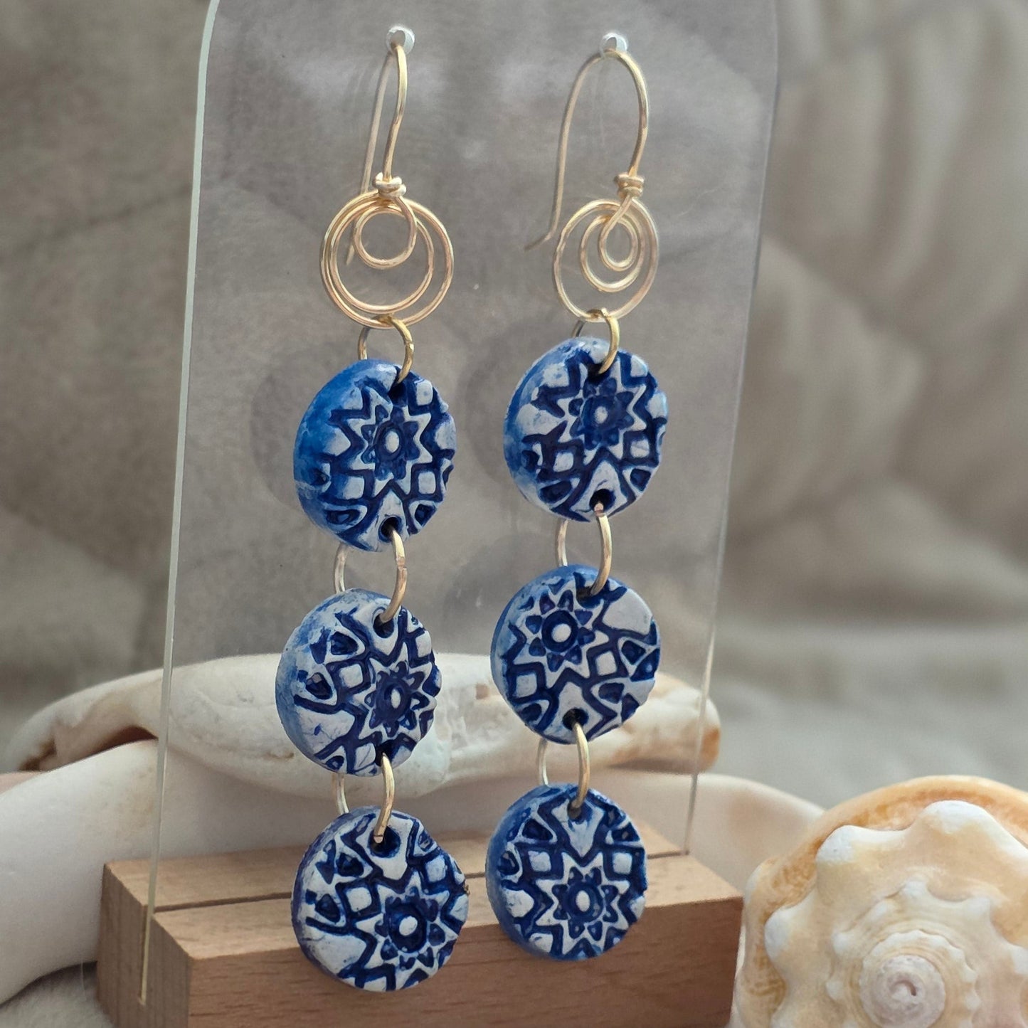 ⦁ Aretes largos hechos a mano en polymer clay. 
⦁ Aretes artesanales pintados a mano azules. 
⦁ Aretes colgantes únicos de diseño artístico 
⦁ Joyería artesanal moderna hecha a mano 
⦁ Aretes livianos y elegantes hechos a mano. 
⦁ handmade polymer clay dangle earrings 
⦁ hand painted blue statement earrings 
⦁ unique artisan long earrings 
⦁ lightweight handmade statement earrings 
⦁ one of a kind clay earrings