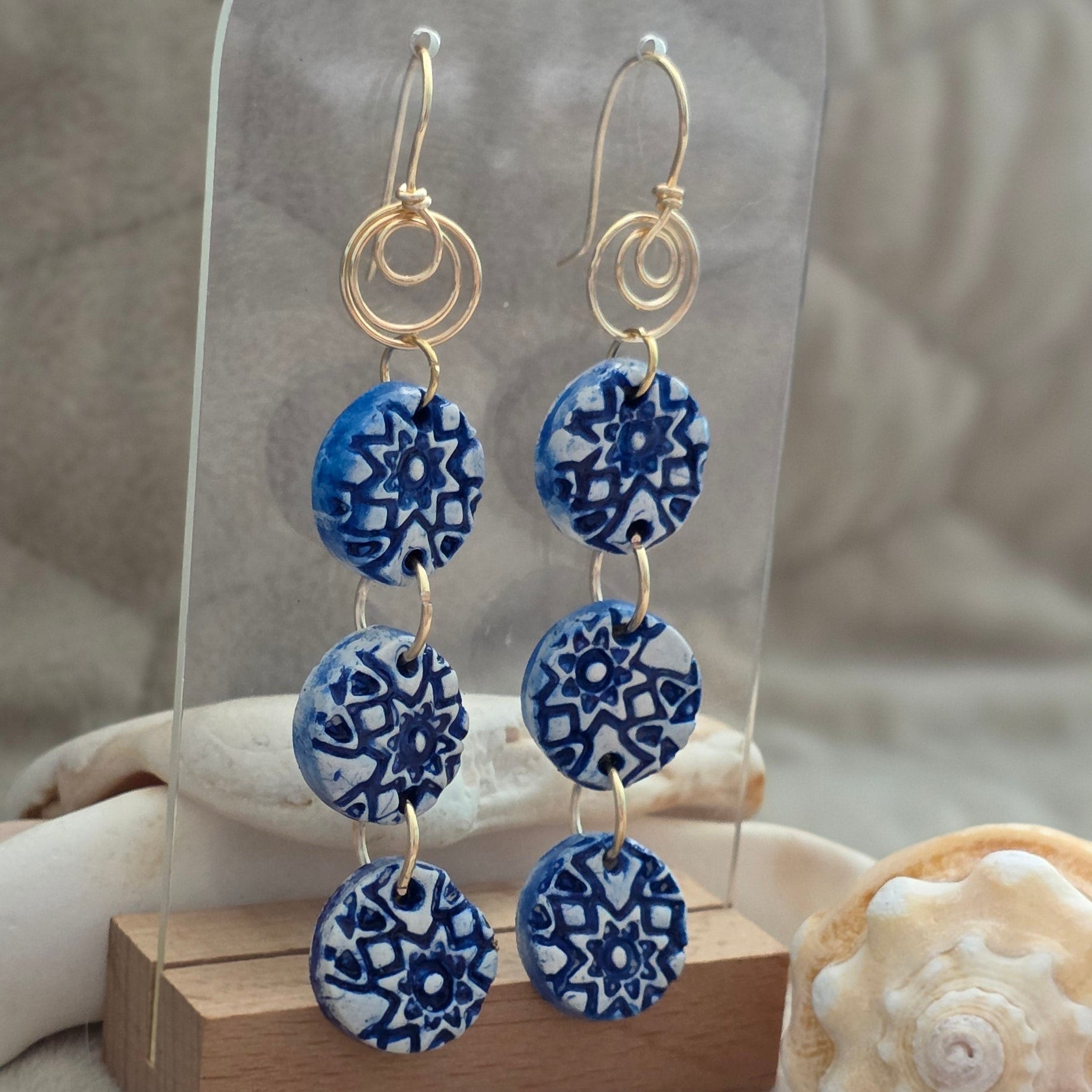 ⦁ Aretes largos hechos a mano en polymer clay. 
⦁ Aretes artesanales pintados a mano azules. 
⦁ Aretes colgantes únicos de diseño artístico 
⦁ Joyería artesanal moderna hecha a mano 
⦁ Aretes livianos y elegantes hechos a mano. 
⦁ handmade polymer clay dangle earrings 
⦁ hand painted blue statement earrings 
⦁ unique artisan long earrings 
⦁ lightweight handmade statement earrings 
⦁ one of a kind clay earrings