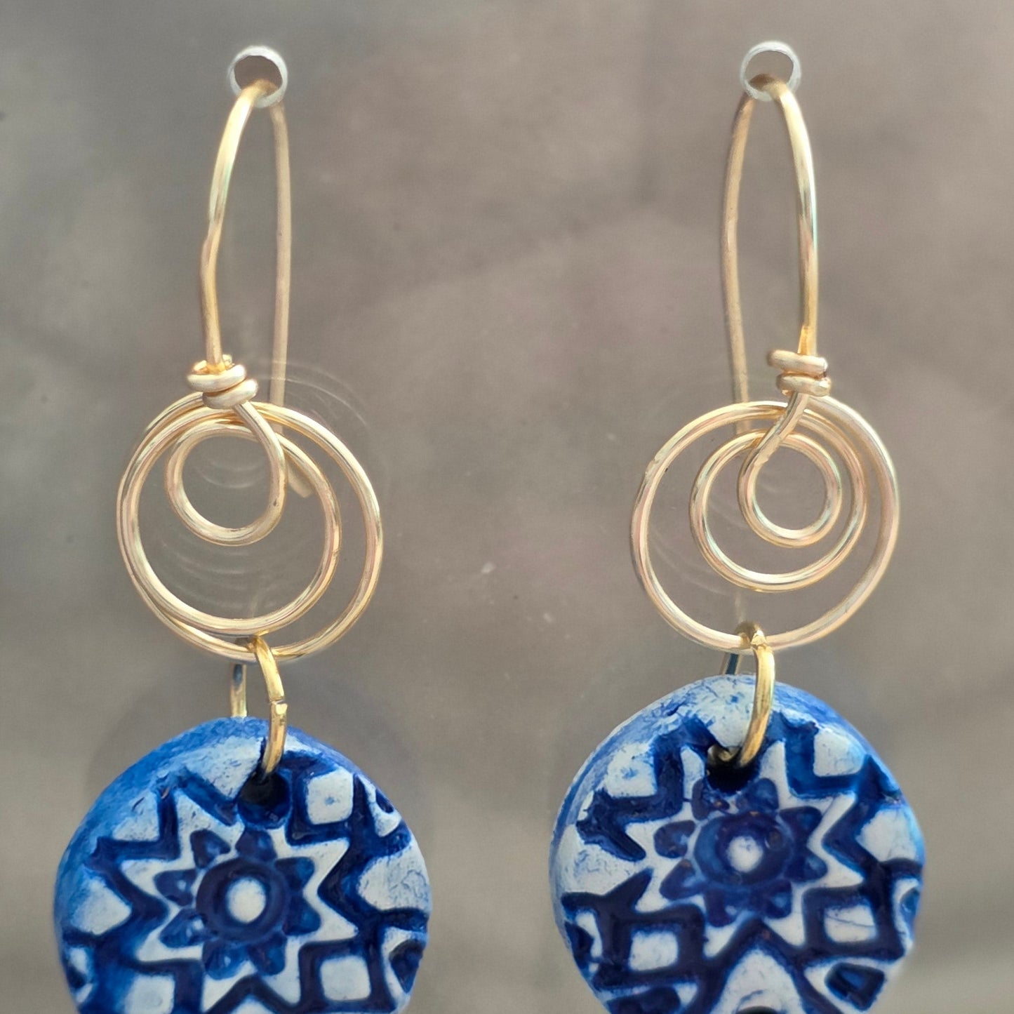 ⦁ Aretes largos hechos a mano en polymer clay. 
⦁ Aretes artesanales pintados a mano azules. 
⦁ Aretes colgantes únicos de diseño artístico 
⦁ Joyería artesanal moderna hecha a mano 
⦁ Aretes livianos y elegantes hechos a mano. 
⦁ handmade polymer clay dangle earrings 
⦁ hand painted blue statement earrings 
⦁ unique artisan long earrings 
⦁ lightweight handmade statement earrings 
⦁ one of a kind clay earrings