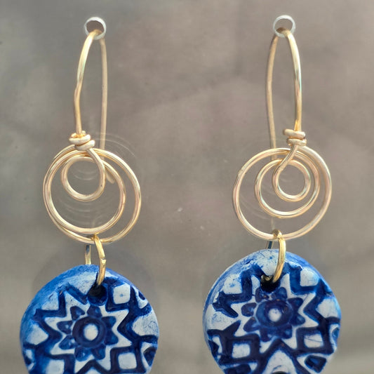 ⦁ Aretes largos hechos a mano en polymer clay. 
⦁ Aretes artesanales pintados a mano azules. 
⦁ Aretes colgantes únicos de diseño artístico 
⦁ Joyería artesanal moderna hecha a mano 
⦁ Aretes livianos y elegantes hechos a mano. 
⦁ handmade polymer clay dangle earrings 
⦁ hand painted blue statement earrings 
⦁ unique artisan long earrings 
⦁ lightweight handmade statement earrings 
⦁ one of a kind clay earrings