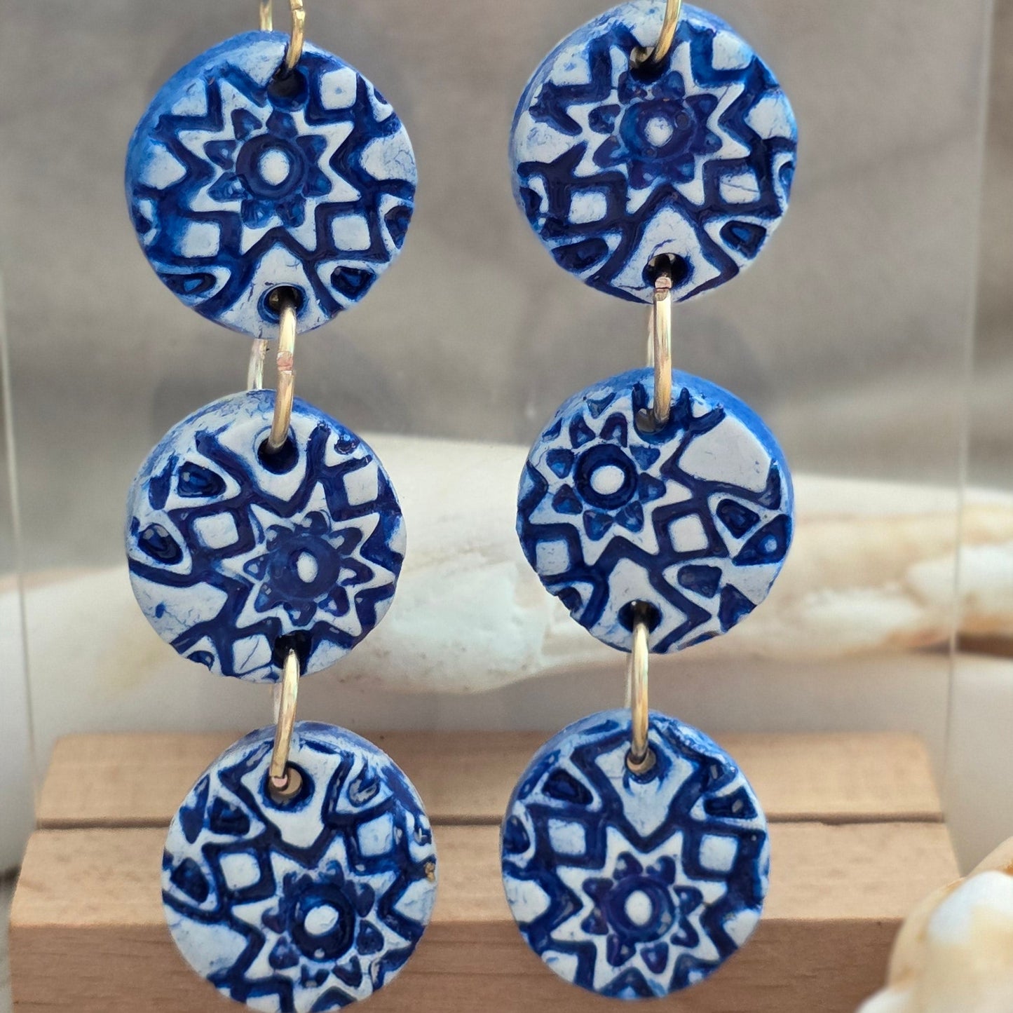 ⦁ Aretes largos hechos a mano en polymer clay. 
⦁ Aretes artesanales pintados a mano azules. 
⦁ Aretes colgantes únicos de diseño artístico 
⦁ Joyería artesanal moderna hecha a mano 
⦁ Aretes livianos y elegantes hechos a mano. 
⦁ handmade polymer clay dangle earrings 
⦁ hand painted blue statement earrings 
⦁ unique artisan long earrings 
⦁ lightweight handmade statement earrings 
⦁ one of a kind clay earrings