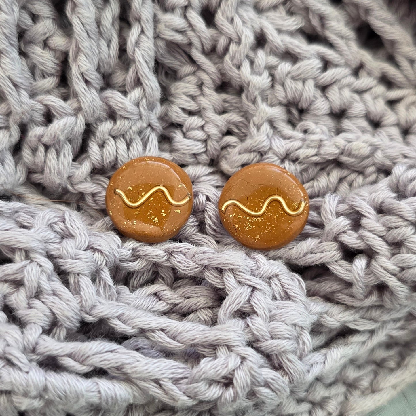 aretes hechos a mano
aretes con alambre de cobre
aretes dorados
stud earrings handmade
polymer clay earrings
minimalist earrings
aretes elegantes
aretes pequeños
aretes boho
gold wire earrings
stainless steel earrings
aretes artesanales Puerto Rico
handmade jewelry Puerto Rico
lightweight earrings
unique handmade earrings
boho chic jewelry
Blessed Knots
neutral-toned earrings