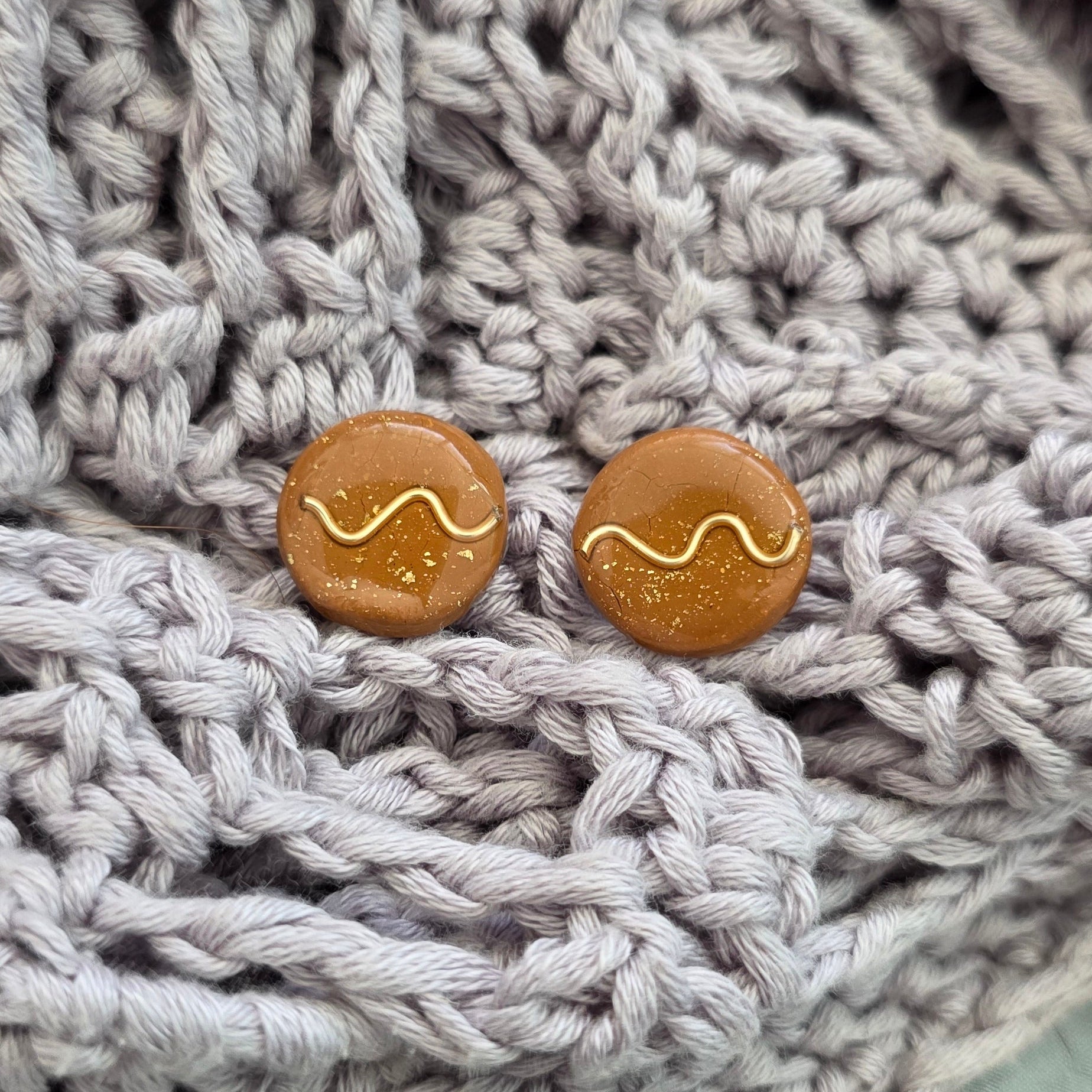 aretes hechos a mano
aretes con alambre de cobre
aretes dorados
stud earrings handmade
polymer clay earrings
minimalist earrings
aretes elegantes
aretes pequeños
aretes boho
gold wire earrings
stainless steel earrings
aretes artesanales Puerto Rico
handmade jewelry Puerto Rico
lightweight earrings
unique handmade earrings
boho chic jewelry
Blessed Knots
neutral-toned earrings