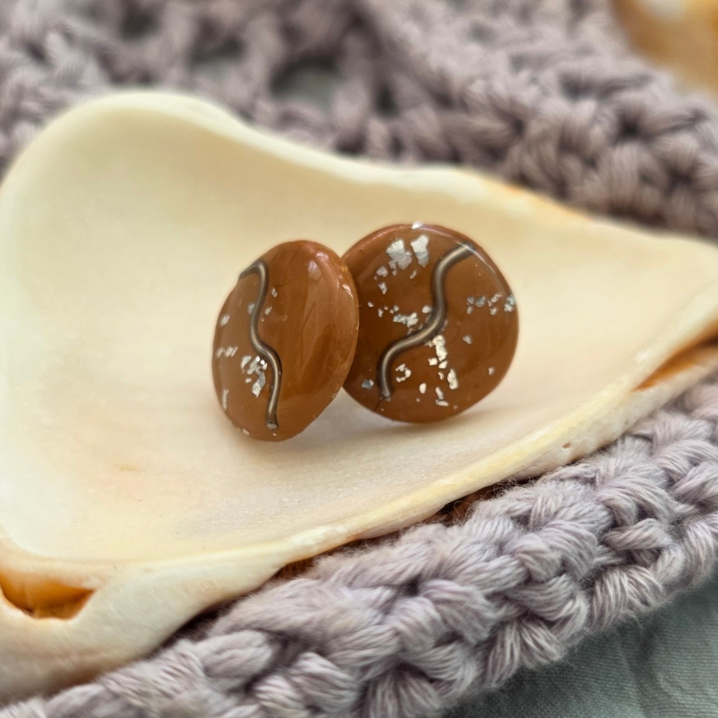 aretes hechos a mano
aretes con alambre de cobre
aretes dorados
stud earrings handmade
polymer clay earrings
minimalist earrings
aretes elegantes
aretes pequeños
aretes boho
gold wire earrings
stainless steel earrings
aretes artesanales Puerto Rico
handmade jewelry Puerto Rico
lightweight earrings
unique handmade earrings
boho chic jewelry
Blessed Knots
neutral-toned earrings