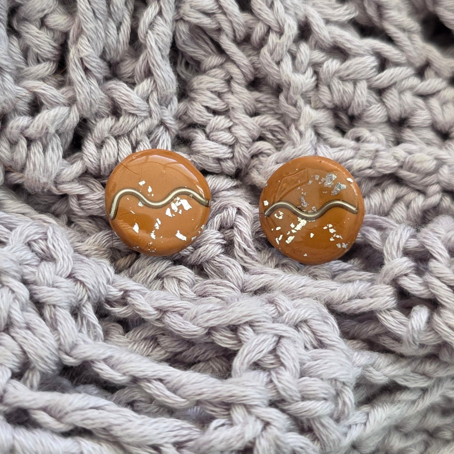 aretes hechos a mano
aretes con alambre de cobre
aretes dorados
stud earrings handmade
polymer clay earrings
minimalist earrings
aretes elegantes
aretes pequeños
aretes boho
gold wire earrings
stainless steel earrings
aretes artesanales Puerto Rico
handmade jewelry Puerto Rico
lightweight earrings
unique handmade earrings
boho chic jewelry
Blessed Knots
neutral-toned earrings