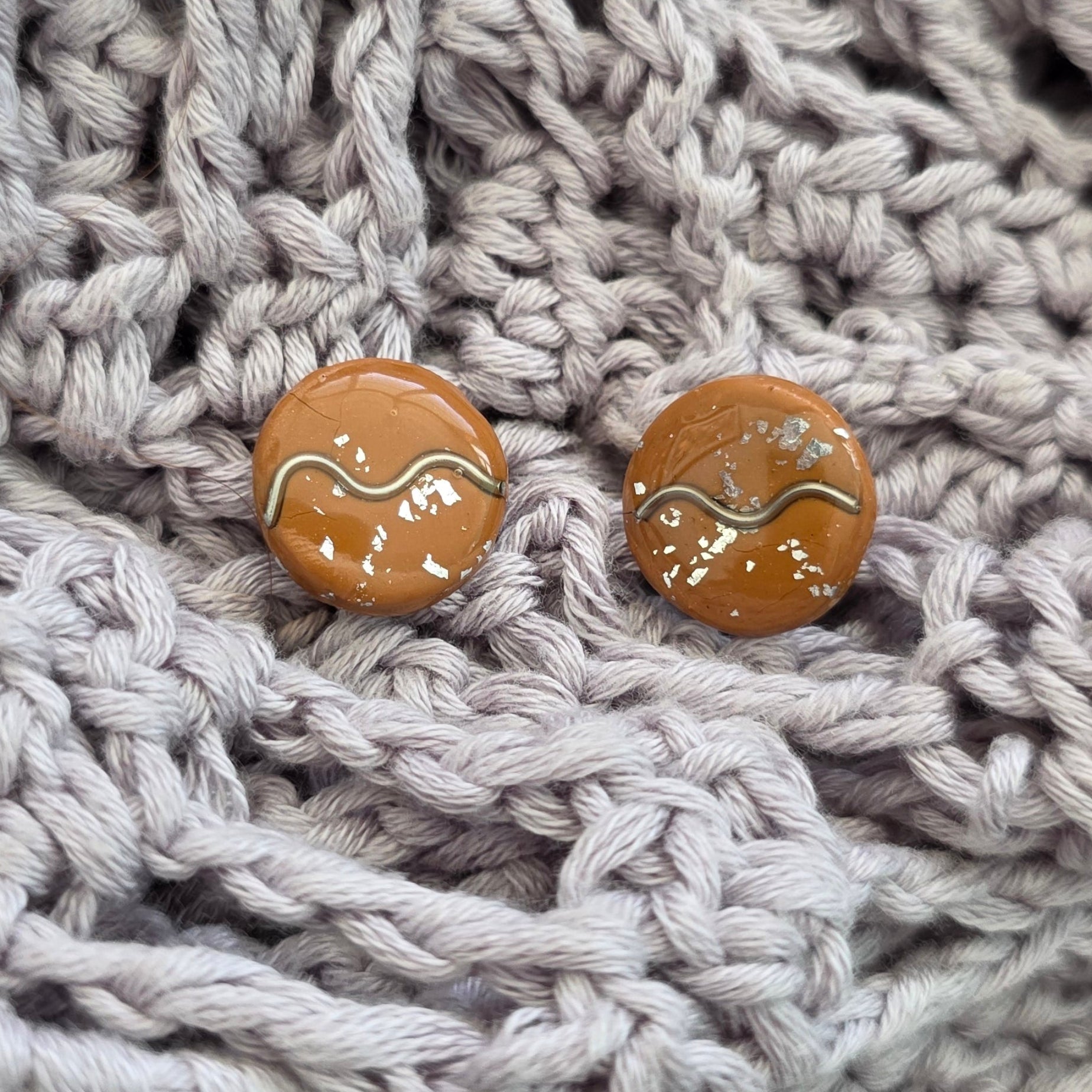 aretes hechos a mano
aretes con alambre de cobre
aretes dorados
stud earrings handmade
polymer clay earrings
minimalist earrings
aretes elegantes
aretes pequeños
aretes boho
gold wire earrings
stainless steel earrings
aretes artesanales Puerto Rico
handmade jewelry Puerto Rico
lightweight earrings
unique handmade earrings
boho chic jewelry
Blessed Knots
neutral-toned earrings