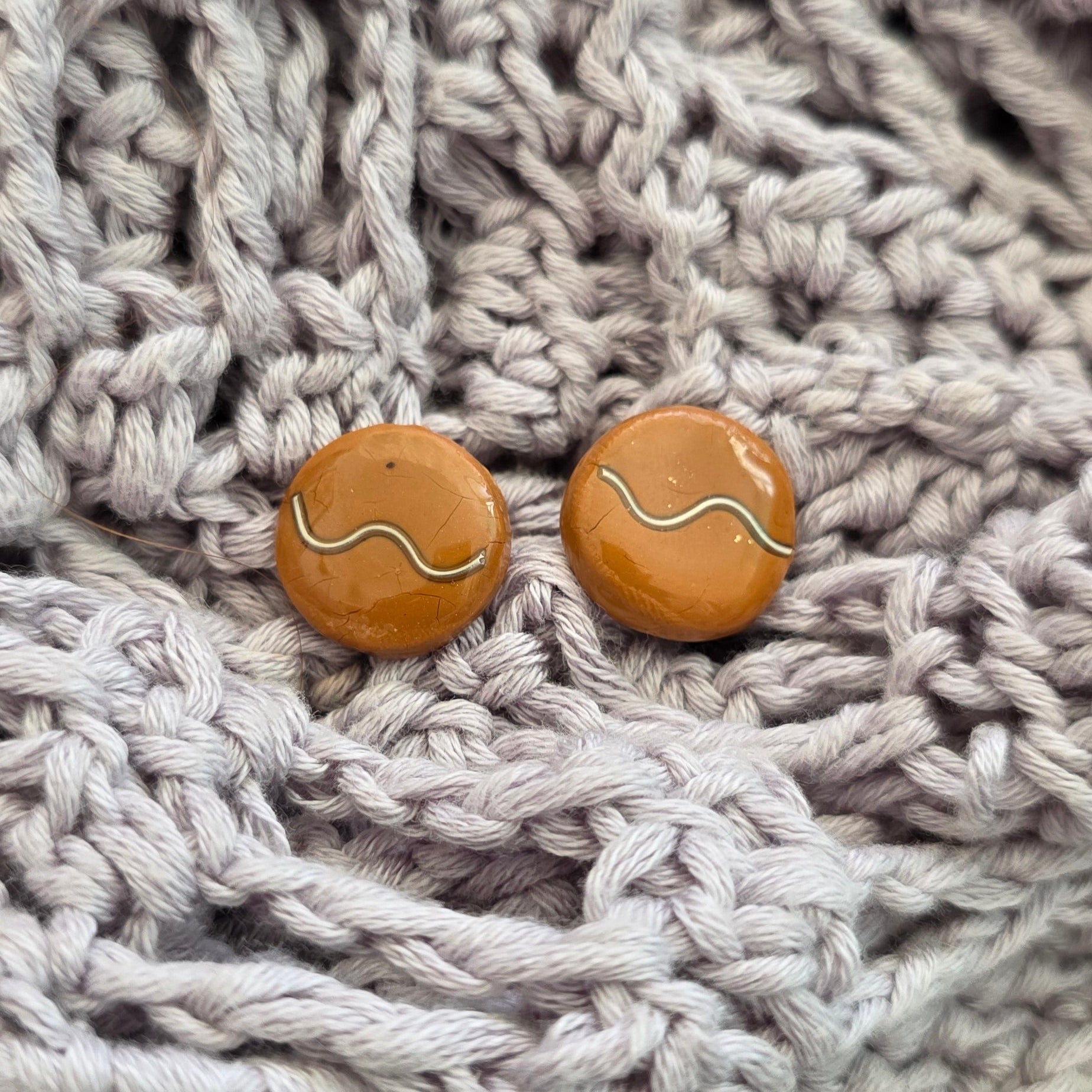 aretes hechos a mano
aretes con alambre de cobre
aretes dorados
stud earrings handmade
polymer clay earrings
minimalist earrings
aretes elegantes
aretes pequeños
aretes boho
gold wire earrings
stainless steel earrings
aretes artesanales Puerto Rico
handmade jewelry Puerto Rico
lightweight earrings
unique handmade earrings
boho chic jewelry
Blessed Knots
neutral-toned earrings
