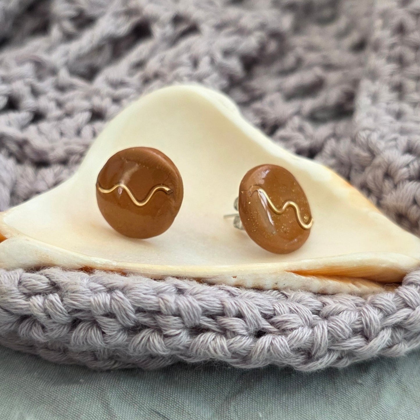 aretes hechos a mano
aretes con alambre de cobre
aretes dorados
stud earrings handmade
polymer clay earrings
minimalist earrings
aretes elegantes
aretes pequeños
aretes boho
gold wire earrings
stainless steel earrings
aretes artesanales Puerto Rico
handmade jewelry Puerto Rico
lightweight earrings
unique handmade earrings
boho chic jewelry
Blessed Knots
neutral-toned earrings